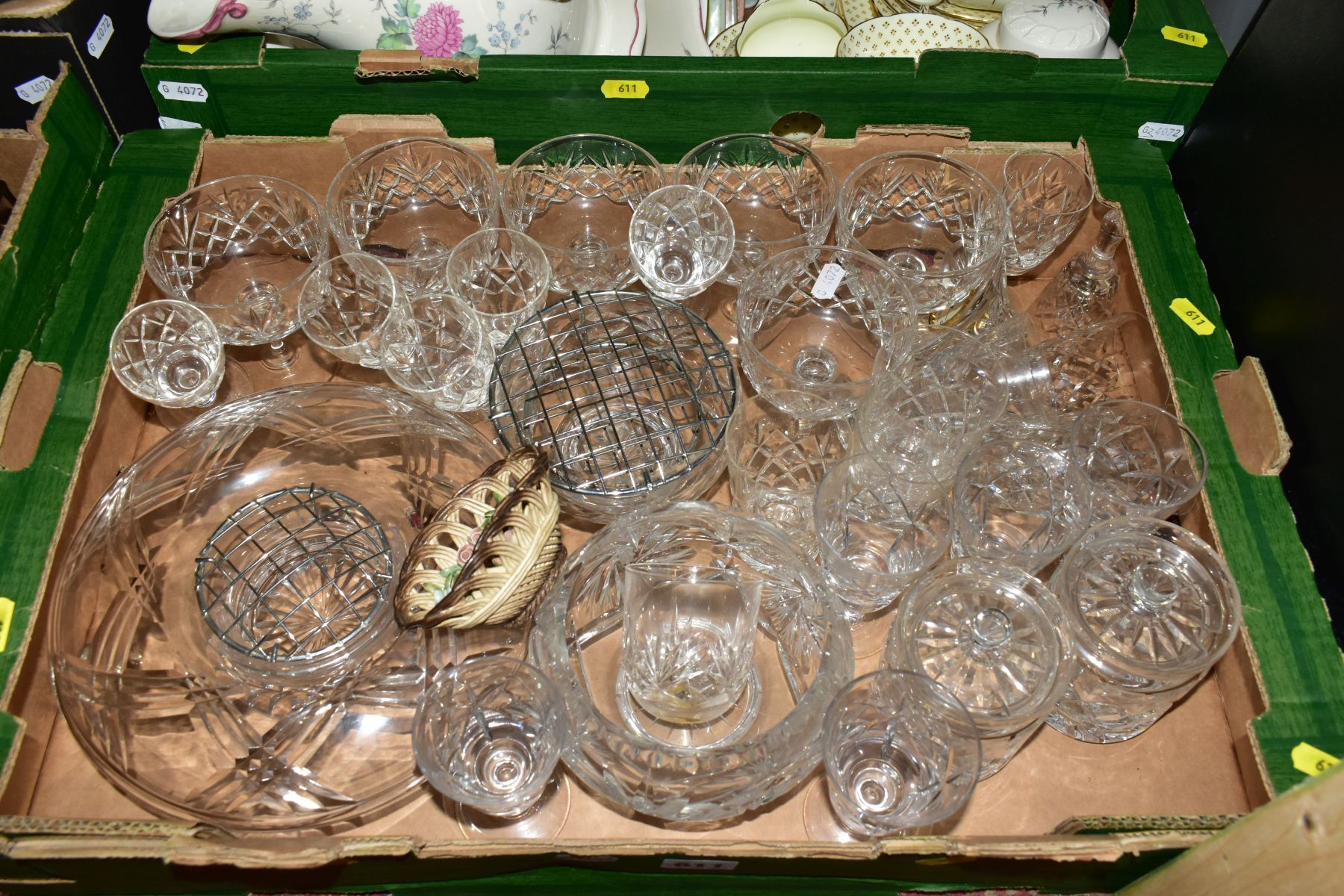 FOUR BOXES OF CERAMIC & GLASSWARE CONTAINING NINETEEN heavy glass vases 13.5cm x 13.5cm, a coat of - Bild 2 aus 6