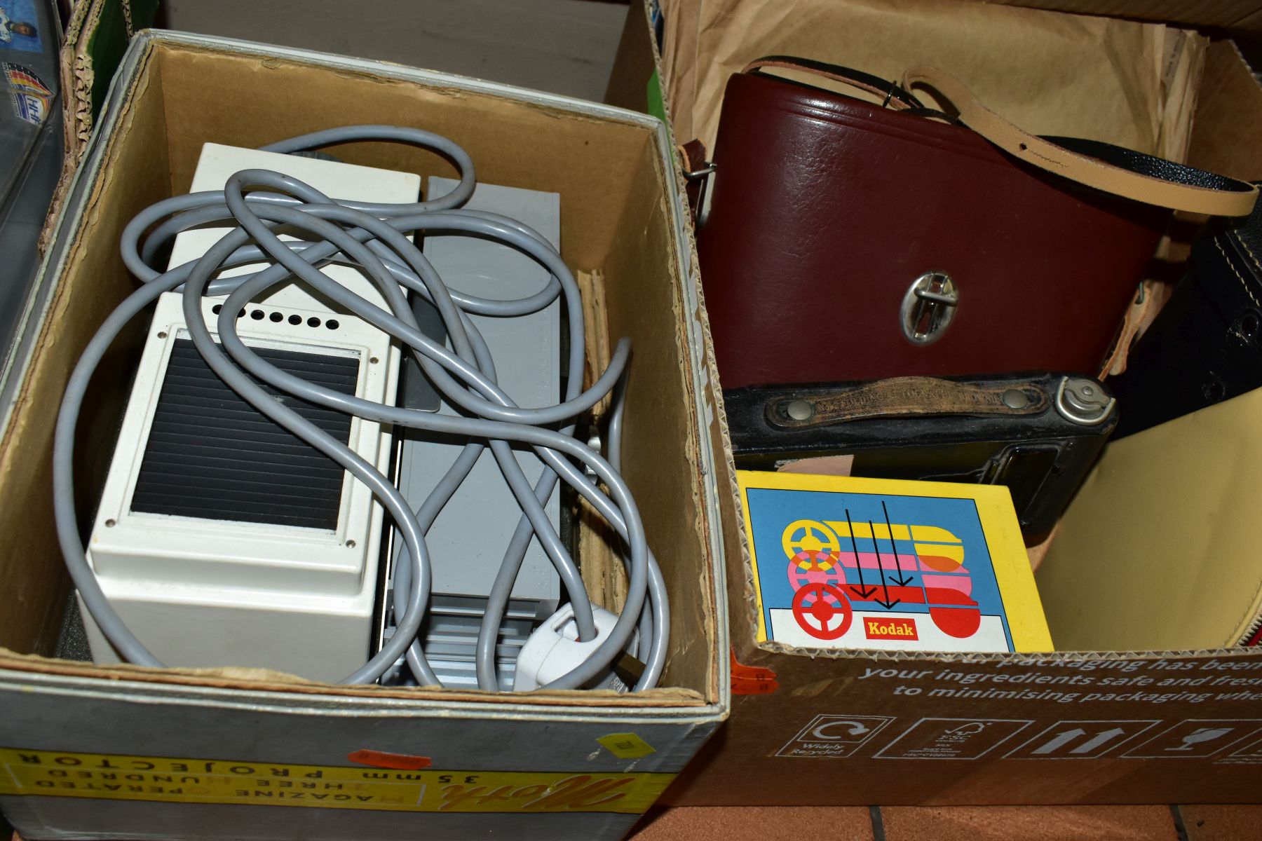 FOUR BOXES AND LOOSE BINOCULARS, RECORD PLAYER, PROJECTORS, AND PHOTOGRAPHIC EQUIPMENT, to include - Bild 4 aus 8