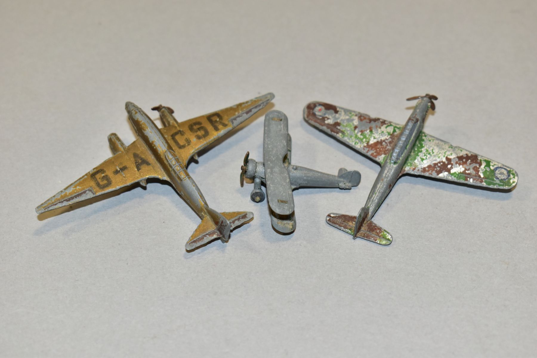 THREE PRE-WAR/WWII DINKY TOYS AIRCRAFT, De Havilland 'Comet', in gold with registration G-ACSR, - Bild 2 aus 5