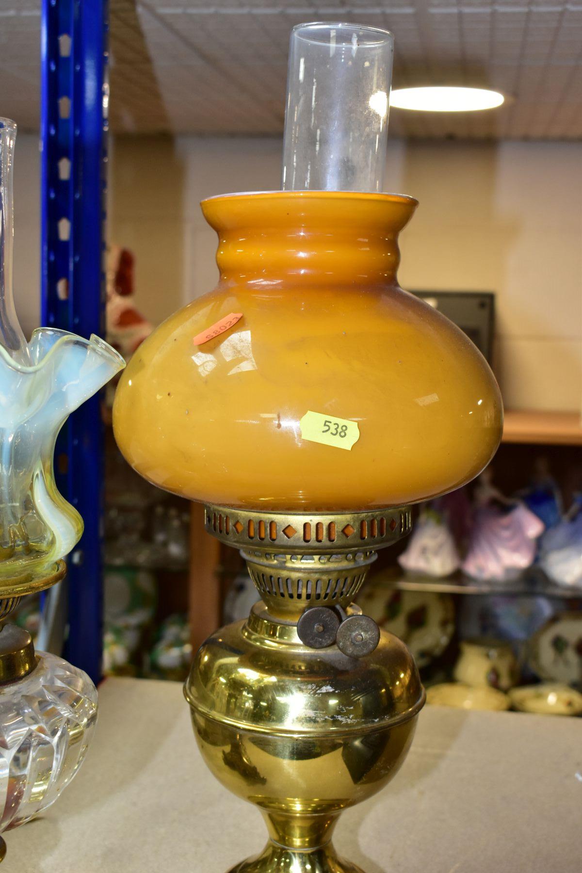 A LATE VICTORIAN GILT METAL BASED OIL LAMP, with vaseline glass shade of wavy outline, the clear - Bild 4 aus 5