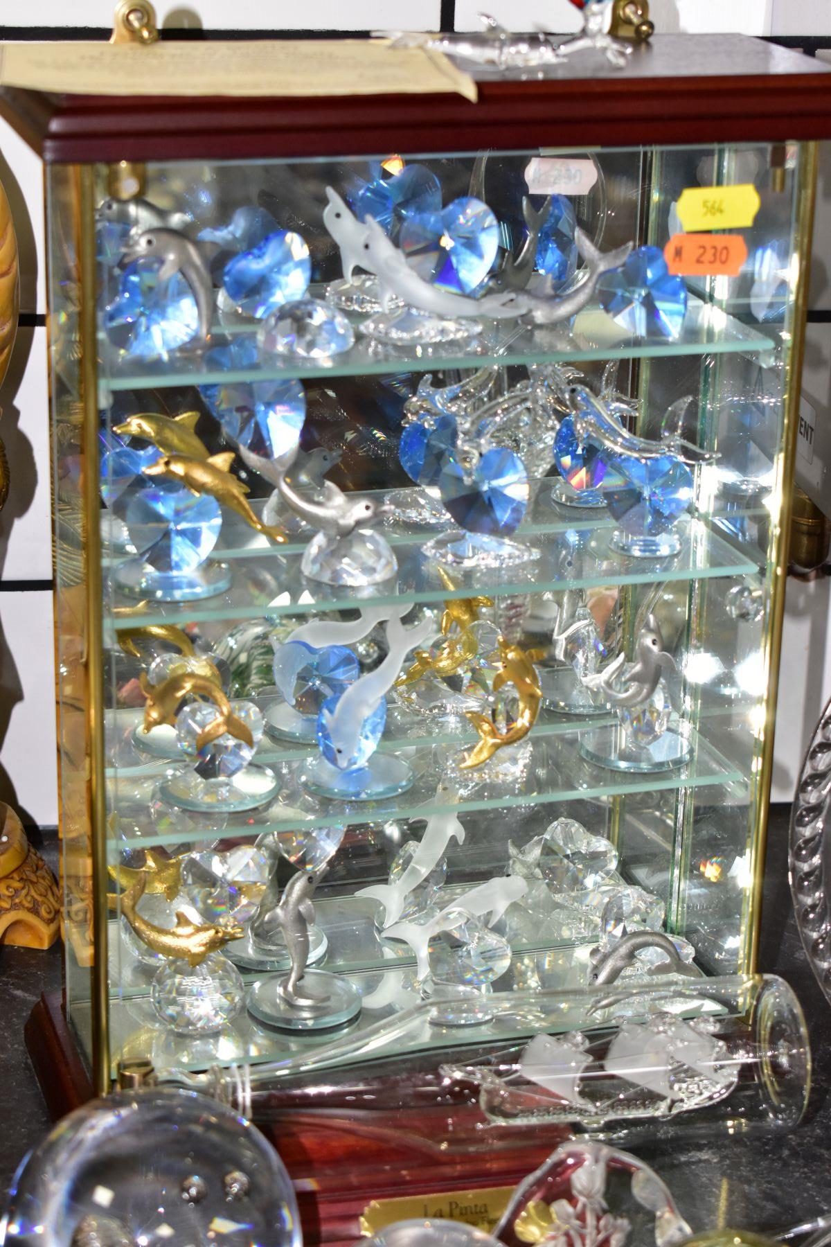 A GROUP OF DECORATIVE GLASSWARES AND DISPLAY CABINET, to include a Brooks & Bentley 'The Crystal - Bild 2 aus 11