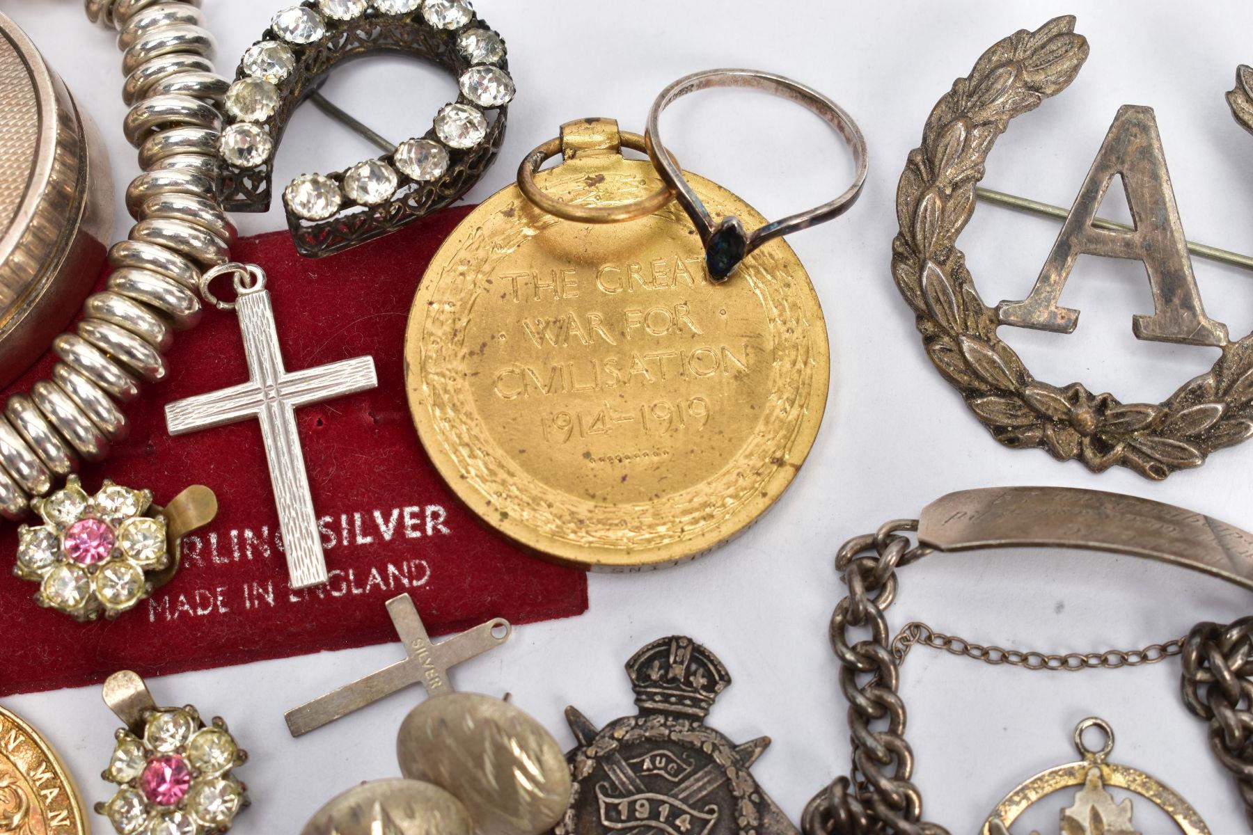 A SELECTION OF JEWELLERY AND ITEMS, to include an oval silver trinket box with an engine turned - Bild 5 aus 8