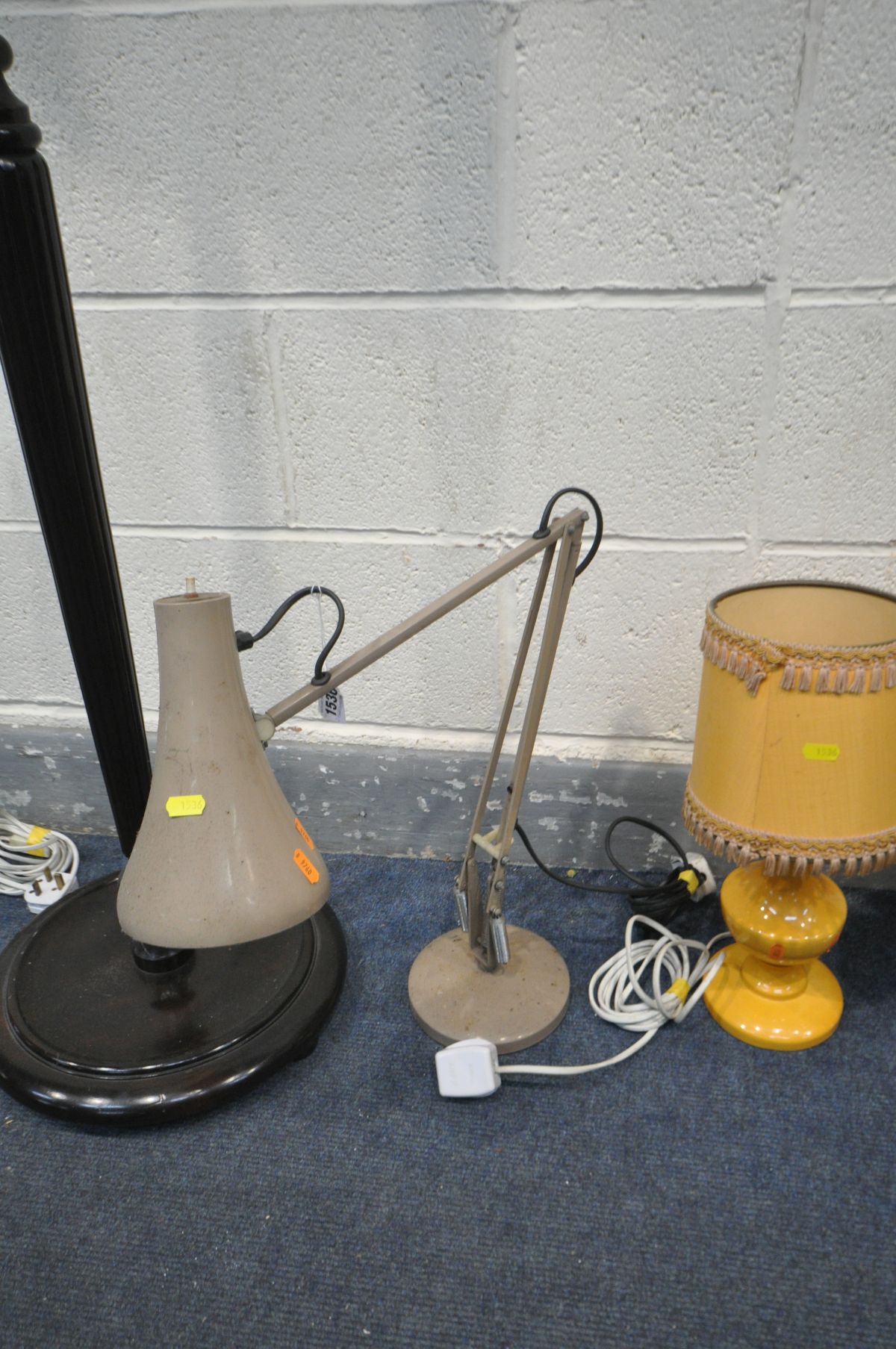 AN ANGLE POISE STYLE DESK LAMP (condition:-dirty and need of cleaning) along with a pair of - Bild 2 aus 3