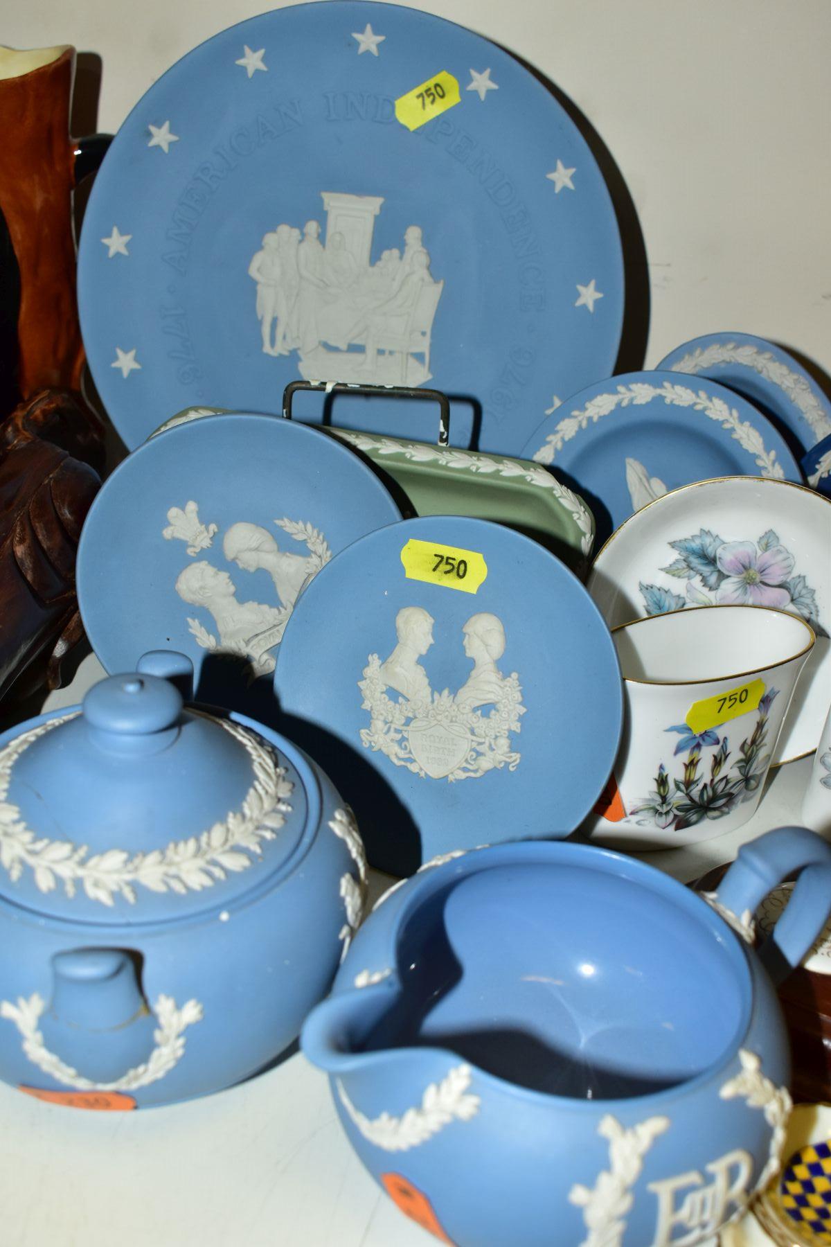 A SMALL QUANTITY OF COMMEMORATIVE WEDGEWOOD JASPER WARE, ROYAL WORCESTER TRINKET BOXES,ROYAL DOULTON - Bild 4 aus 6