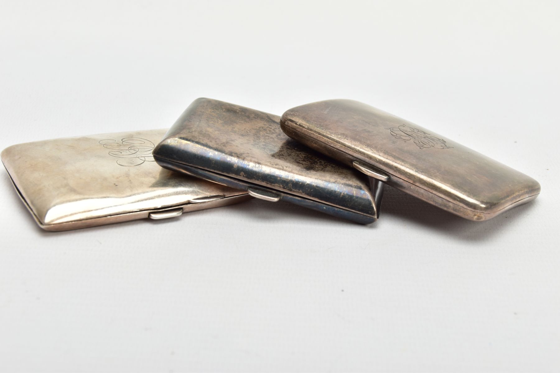 THREE SILVER CIGARETTE CASES, the first of a curved rectangular form, plain polished design with - Bild 3 aus 3