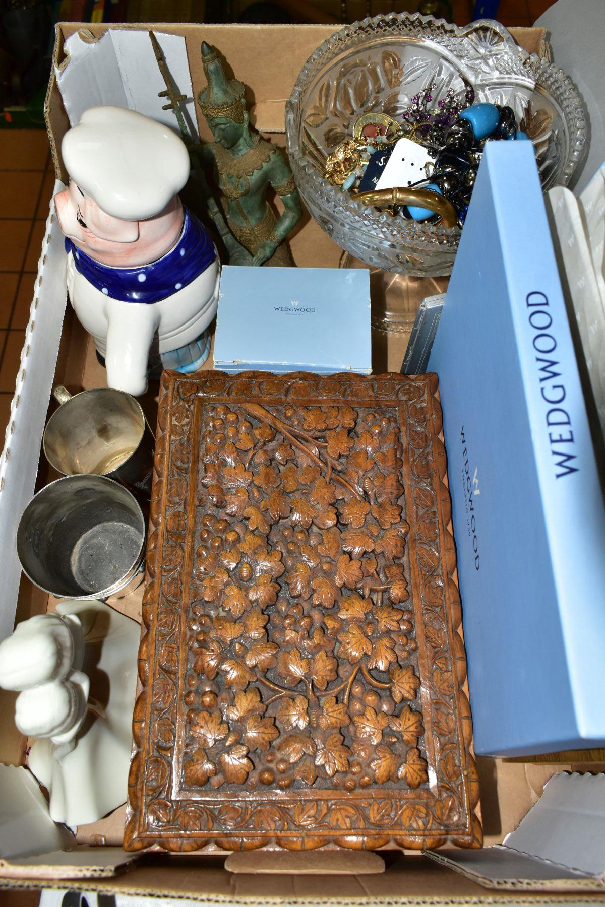 A BOX OF CERAMICS, METALWARES, COSTUME JEWELLERY AND SUNDRY ITEMS to include a Thai bronze - Bild 3 aus 7