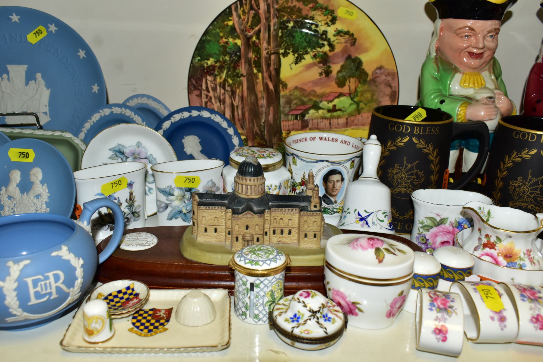 A SMALL QUANTITY OF COMMEMORATIVE WEDGEWOOD JASPER WARE, ROYAL WORCESTER TRINKET BOXES,ROYAL DOULTON - Bild 3 aus 6