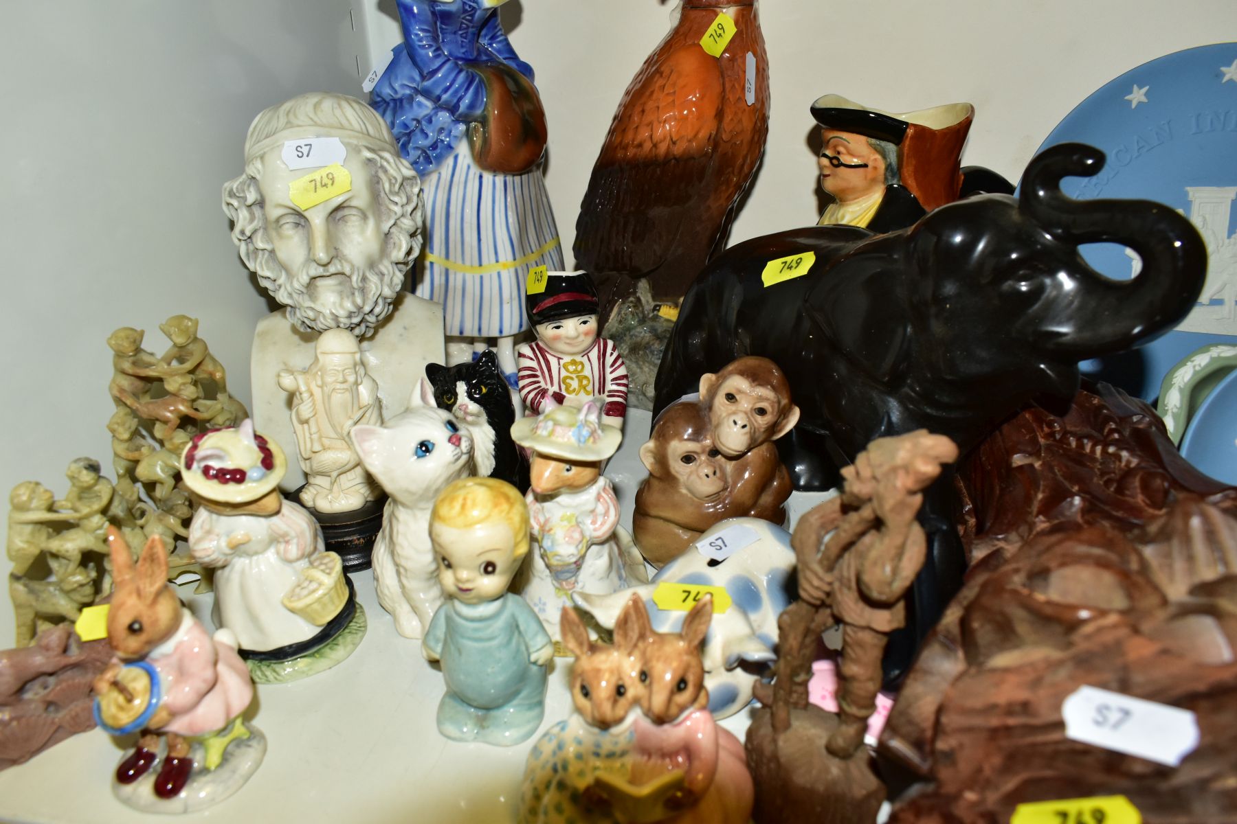 A MIXED QUANTITY OF ROYAL DOULTON FIGURINES 'BUNNYKINS' ETC, a toby jug, a carved wooden Buddha - Bild 4 aus 5