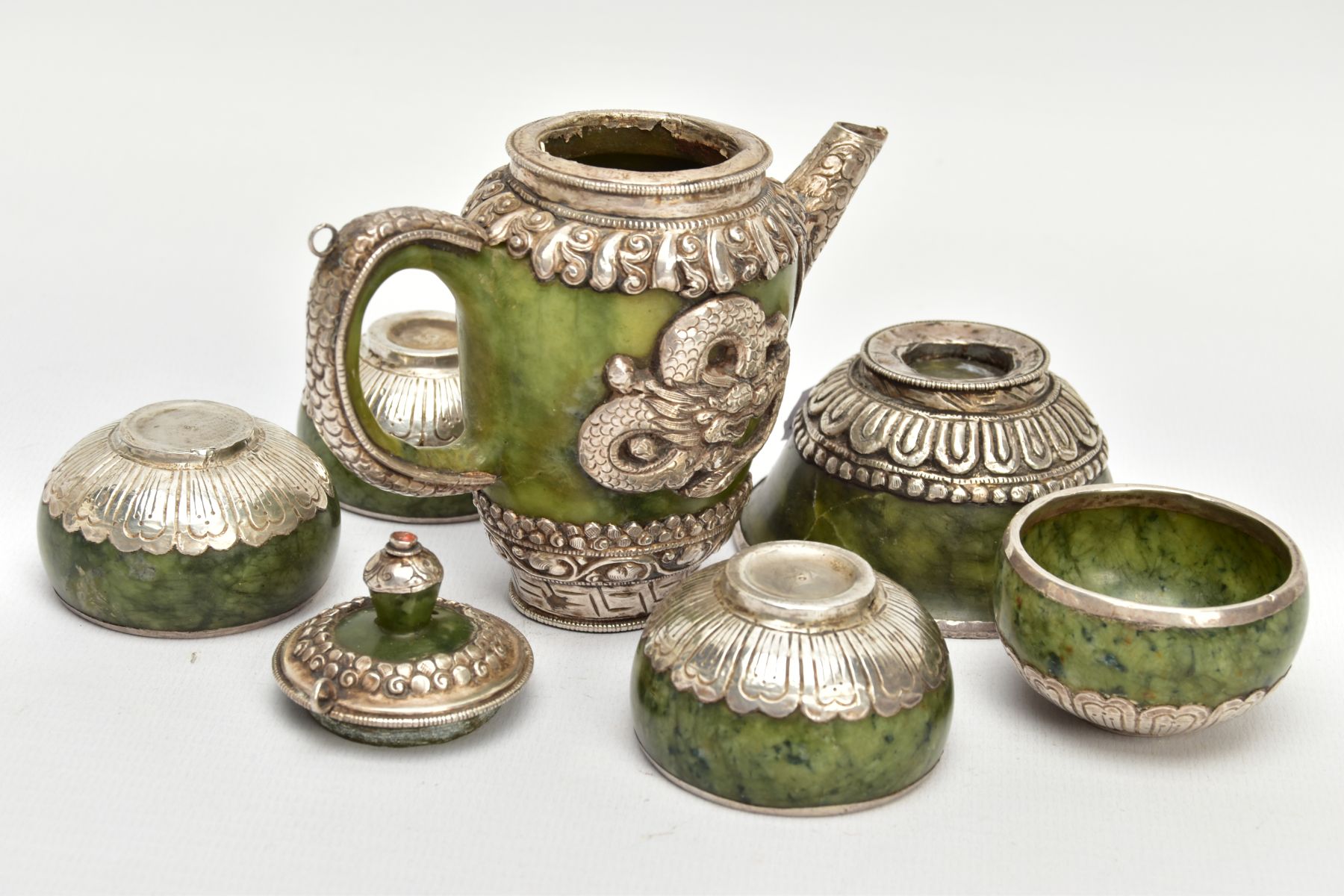 A JADE AND WHITE METAL TEA SET, of decorative oriental design, to include a tea pot with lid and - Bild 4 aus 5