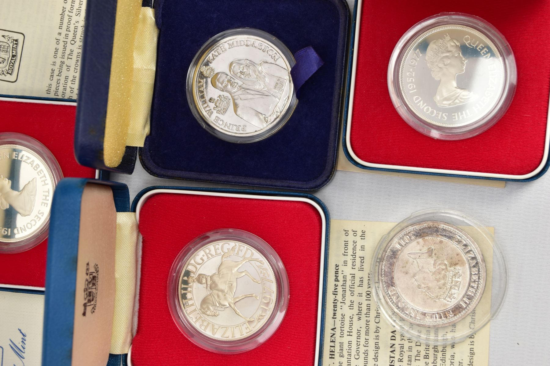 A SELECTION OF CROWN SIZED SILVER PROOF COINS MOSTLY CELEBRATING THE QUEENS JUBILEE IN 1977, to - Bild 2 aus 3