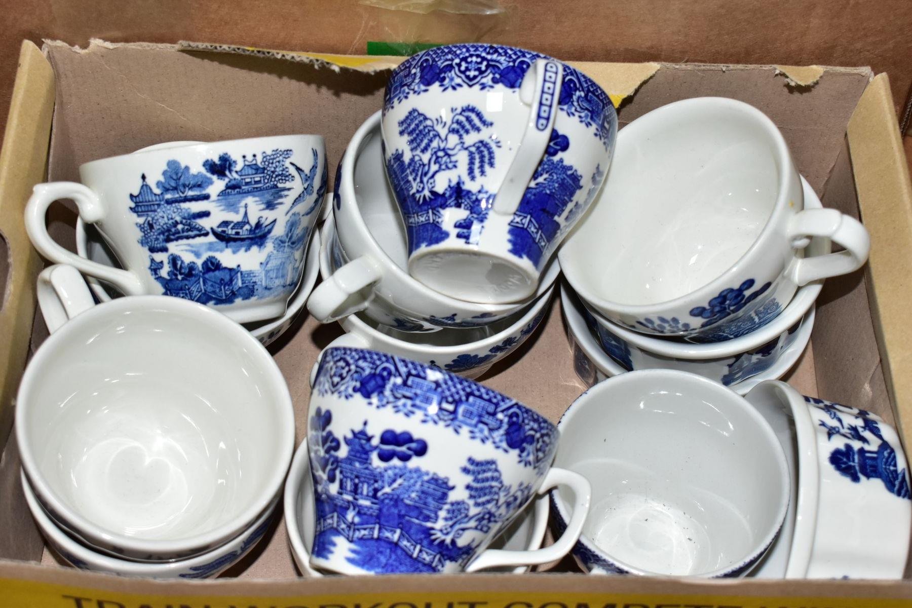 FOUR BOXES AND LOOSE CERAMICS AND GLASSWARES, to include over eighty pieces of Willow pattern tea - Bild 6 aus 6