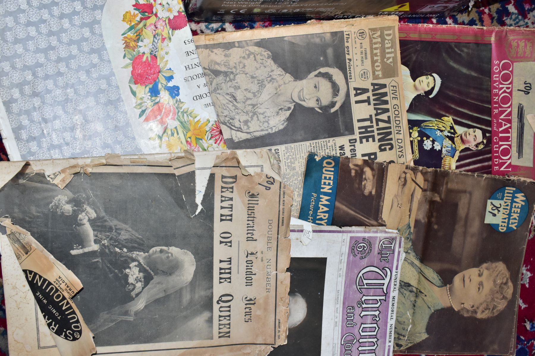 ROYAL EPHEMERA, a collection of books, early 20th century news publications and a scrapbook relating - Bild 3 aus 3