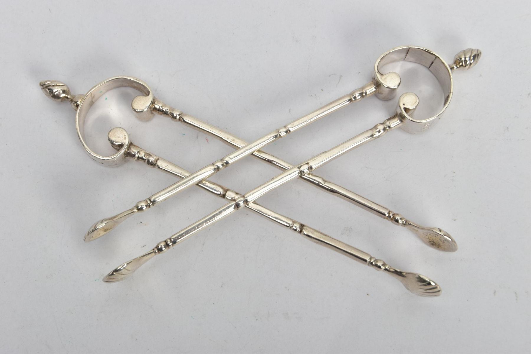 A PAIR OF VICTORIAN SILVER SUGAR TONGS, with shell bowls, scrolling terminal and twisted finial, - Bild 4 aus 4