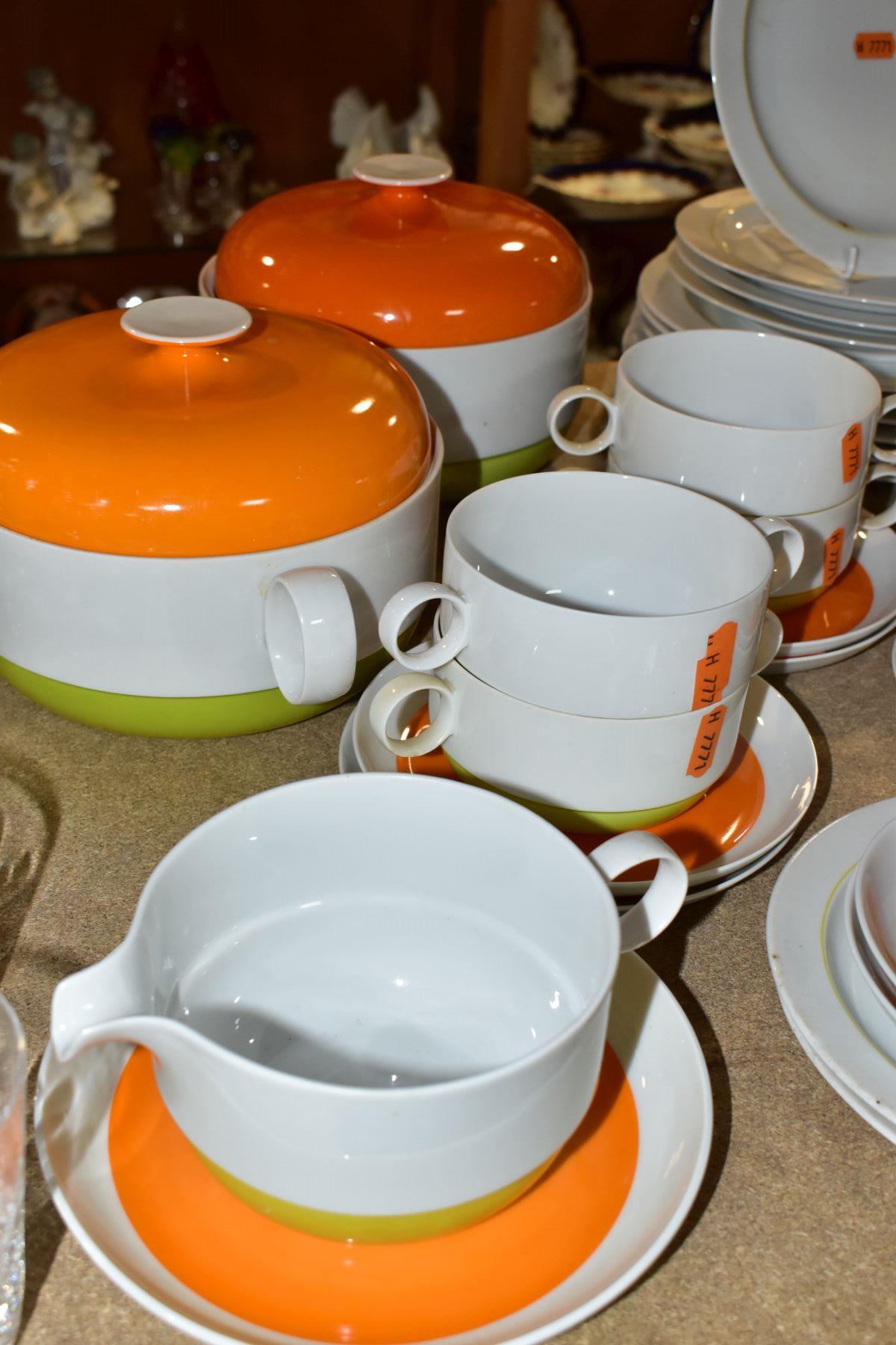 A SIXTY NINE PIECE ROSENTHAL DUO DINNER SERVICE, designed by Ambrogio Pozzi, in orange, white and - Bild 3 aus 6