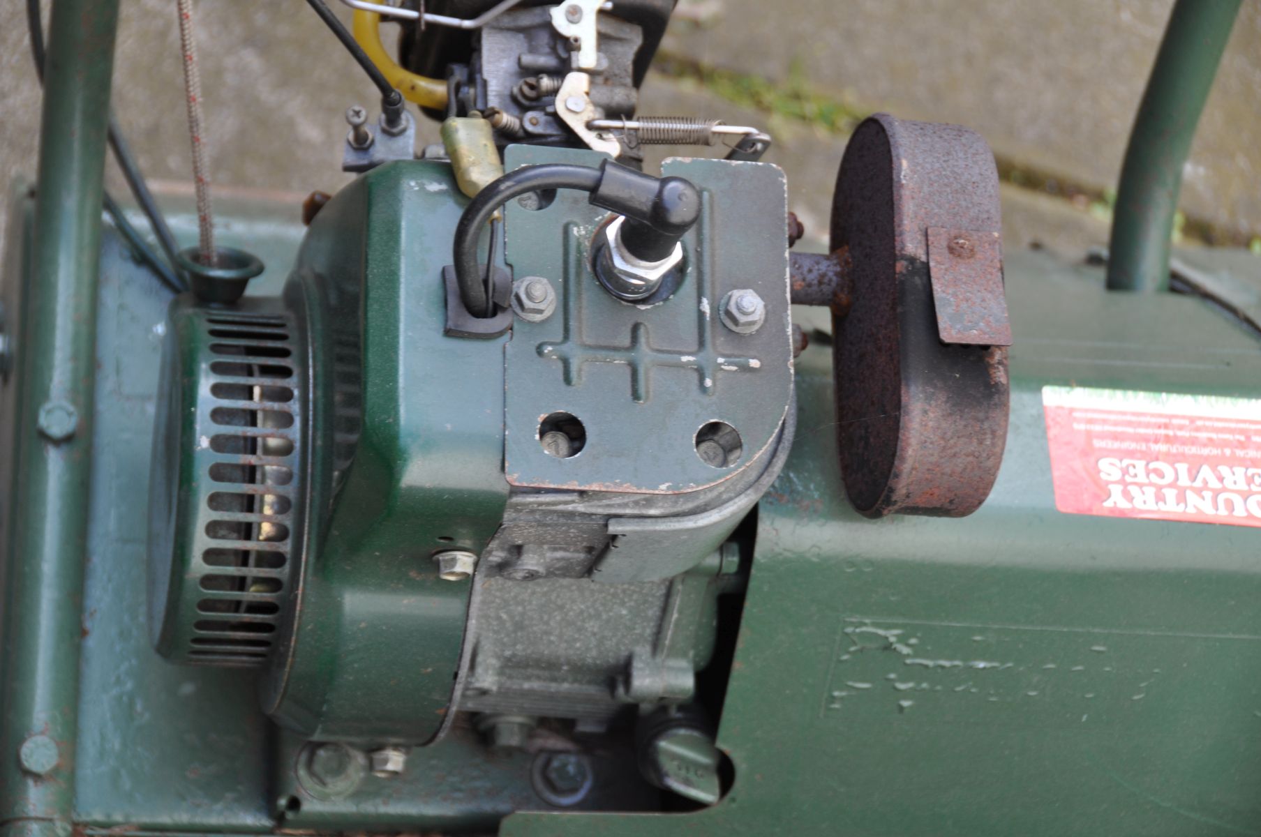 AN ATCO PETROL CYLINDER LAWNMOWER with grass box (engine turns freely) - Bild 3 aus 3