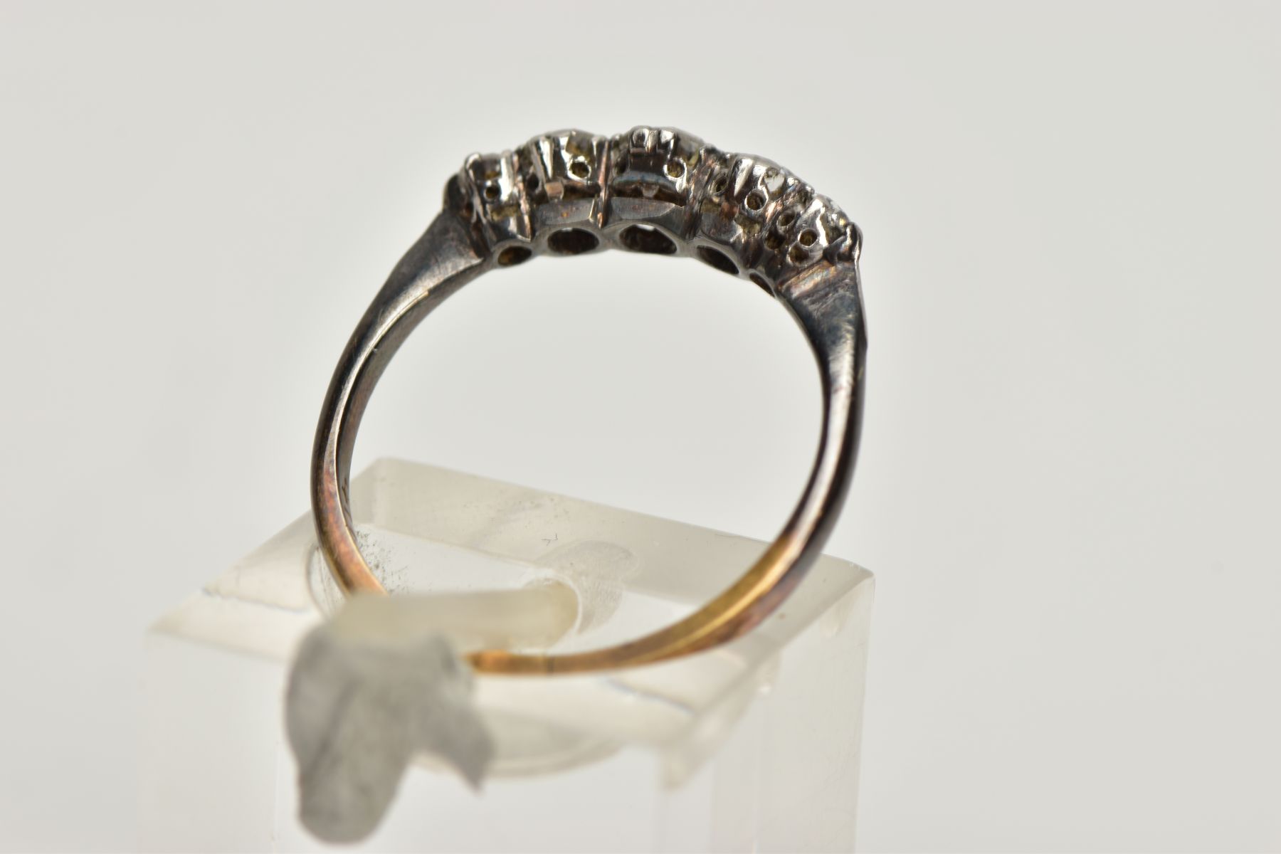 A DIAMOND FIVE STONE RING, set with graduating early brilliant cut diamonds, claw set, to the - Bild 3 aus 4