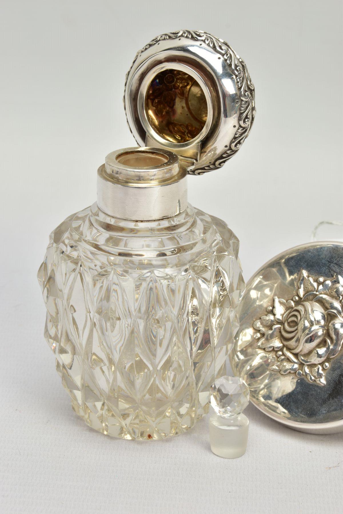 AN EDWARDIAN SILVER AND GLASS SCENT BOTTLE, WITH A 1980S SILVER POT, the first hallmarked Birmingham - Bild 3 aus 5