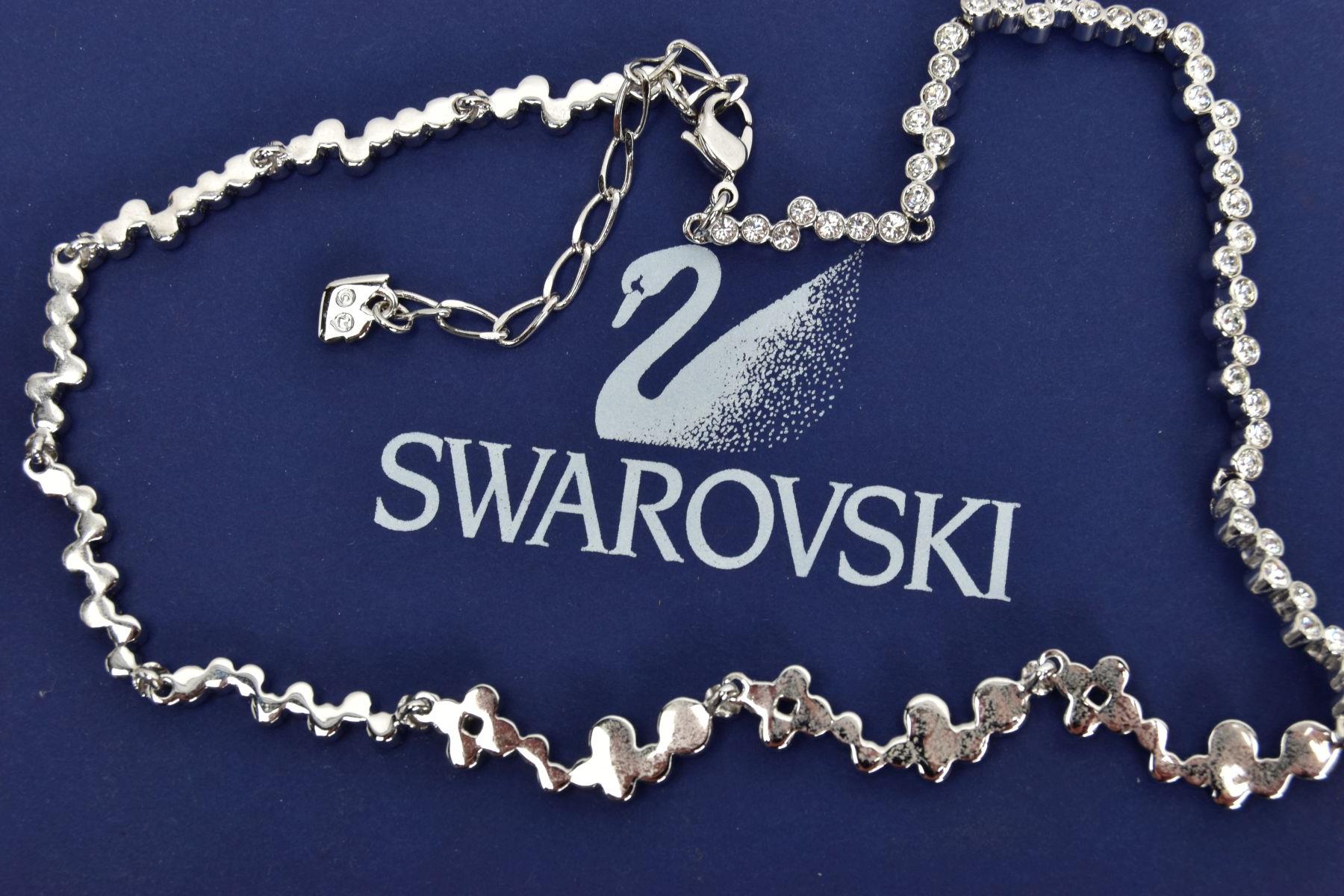 A BOXED SWAROWSKI CRYSTAL NECKLACE, wavy detailed necklace with bezel set colourless crystals, - Bild 5 aus 5
