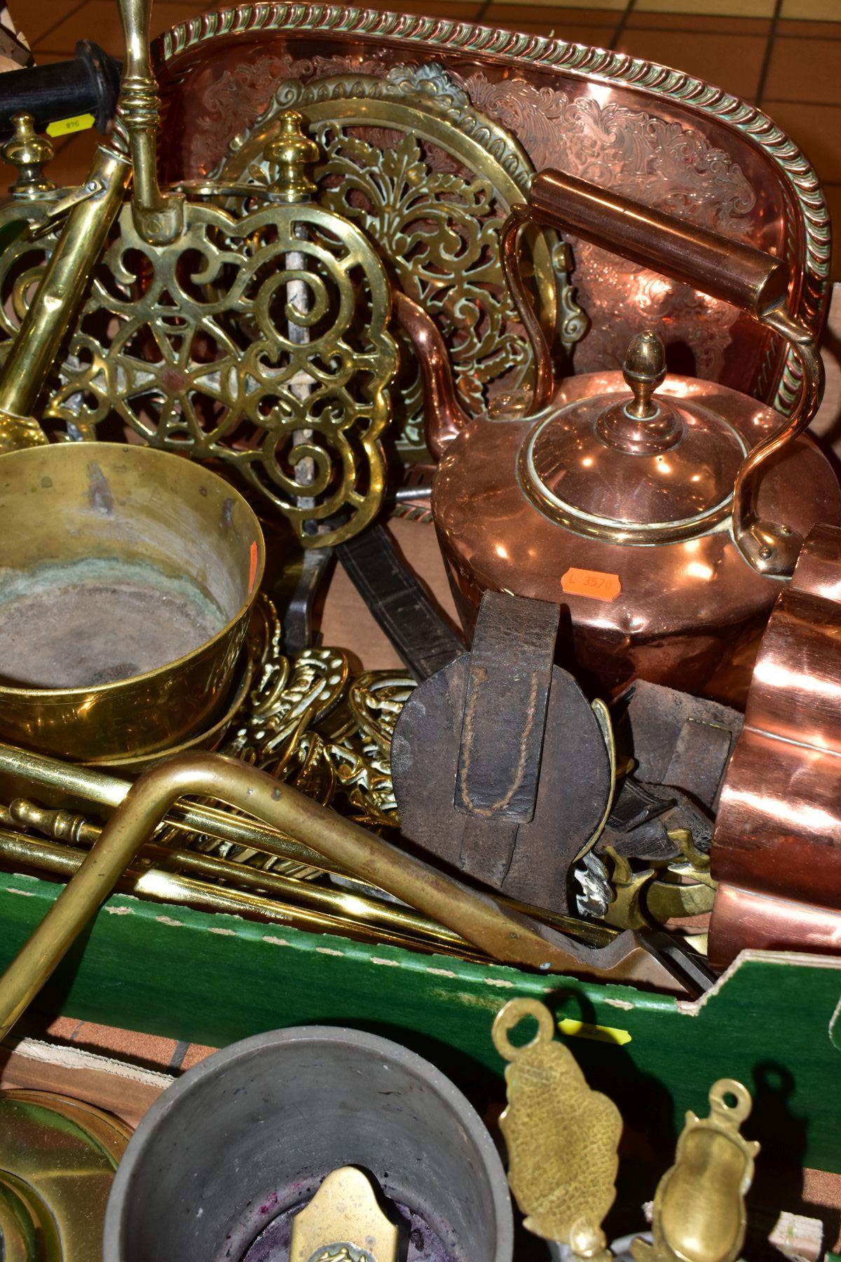 TWO BOXES OF METALWARES, to include brass trivets, horse brasses, a copper ring mould, brass - Bild 5 aus 5
