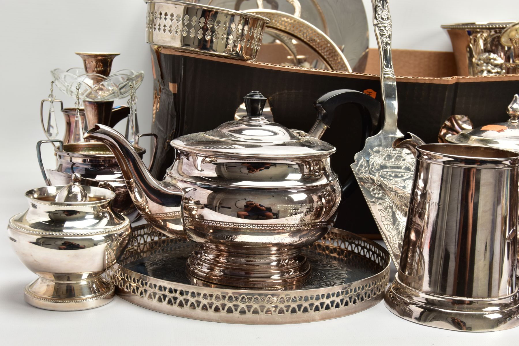 A BOX OF ASSORTED WHITE METAL ITEMS, to include a four piece 'Garrard & Co' tea set, a 'Mappin & - Bild 4 aus 11