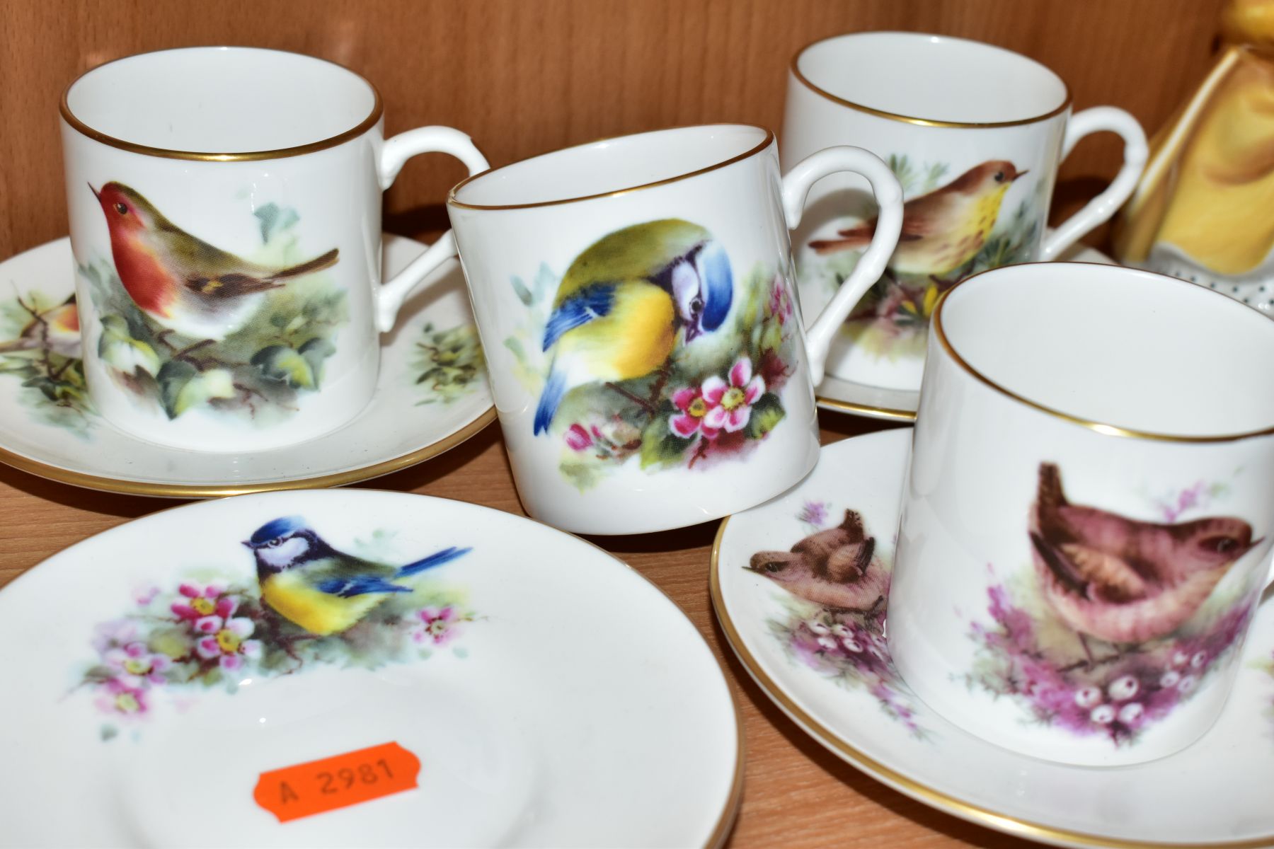 A SET OF SIX ROYAL WORCESTER FOR COMPTON & WOODHOUSE 'BEST-LOVED BIRDS' CUP AND SAUCER COLLECTION, - Bild 4 aus 5