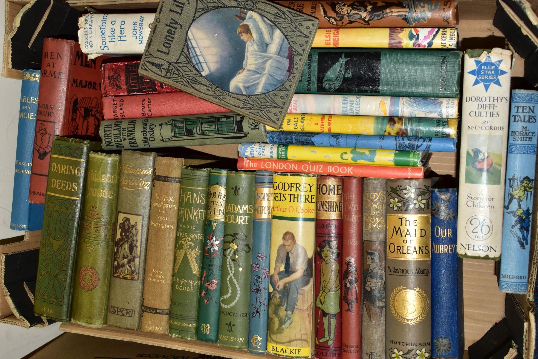 OVER ONE HUNDRED BOOKS OF VARYING INTEREST including Robinsin Crusoe, a 1949 edition of Boys - Bild 3 aus 6