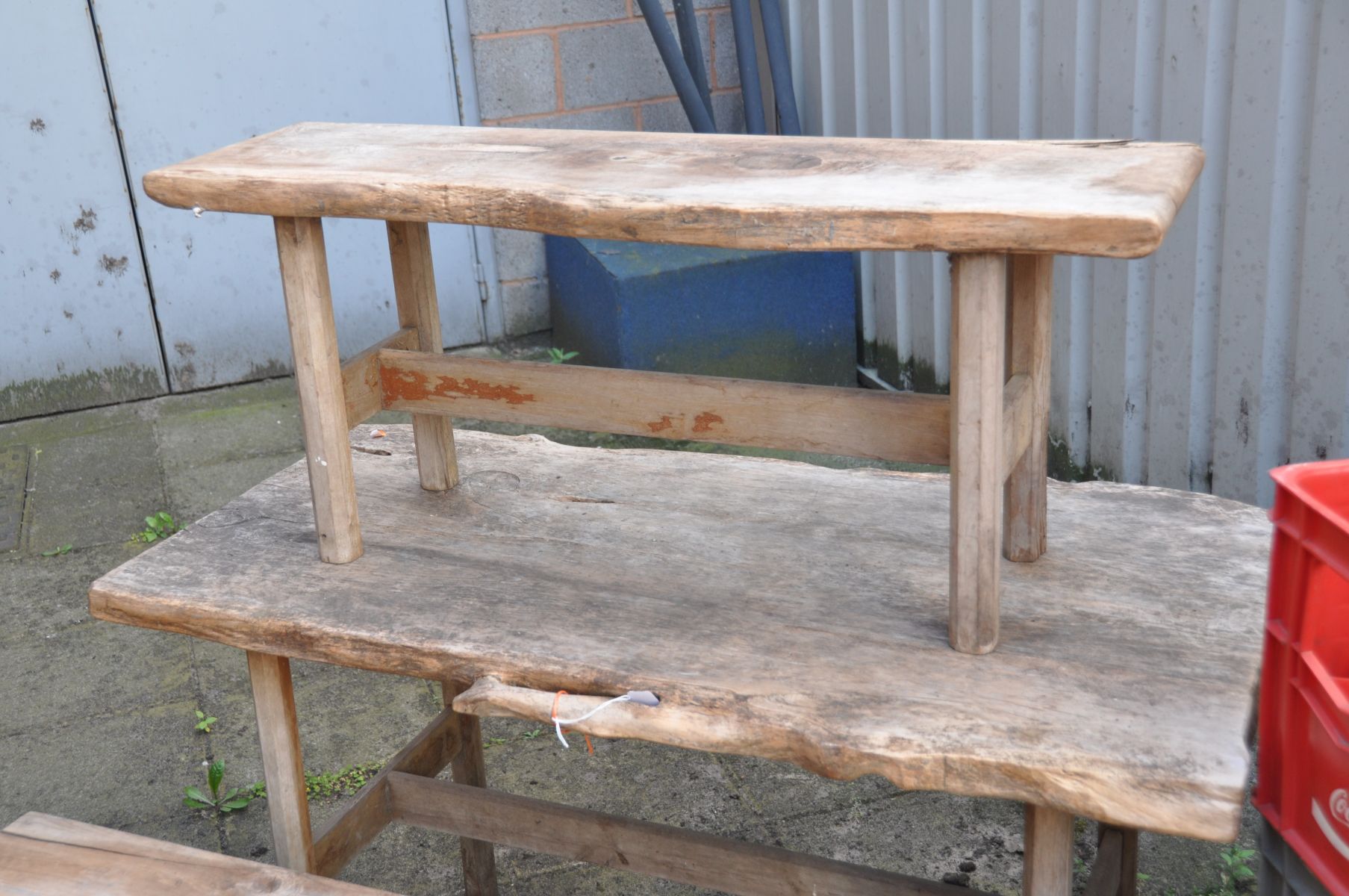 A RUSTIC LIVE EDGE GARDEN TABLE, length 124cm x depth 65cm x height 72cm, and two sized benches, max - Bild 2 aus 4
