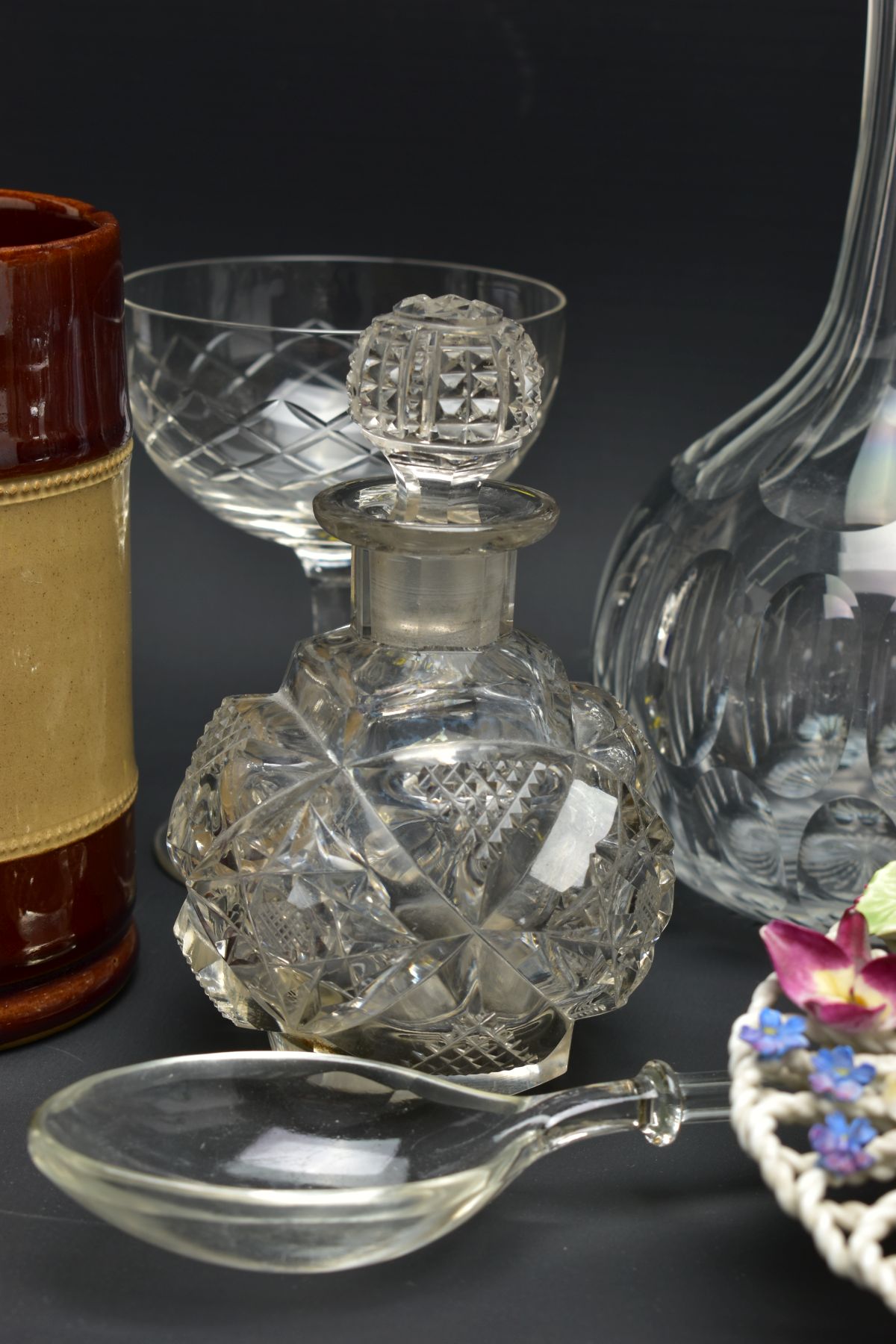 A SMALL QUANTITY OF CERAMICS AND GLASS, comprising a pair of globe and shaft decanters (one - Bild 4 aus 13