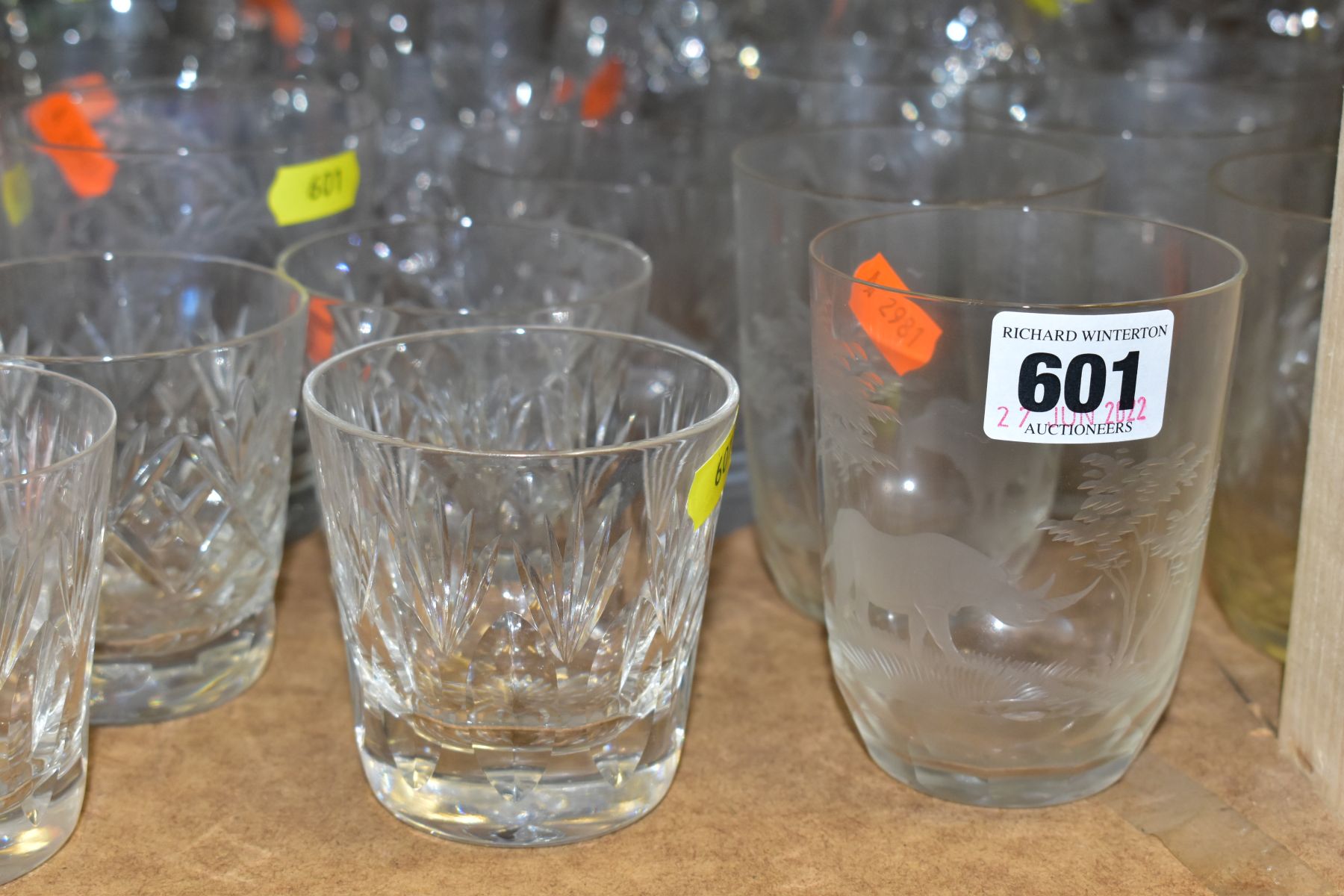 A COLLECTION OF DRINKING GLASSES, ETC to include six small wine, four large wine, various whisky, - Bild 3 aus 6