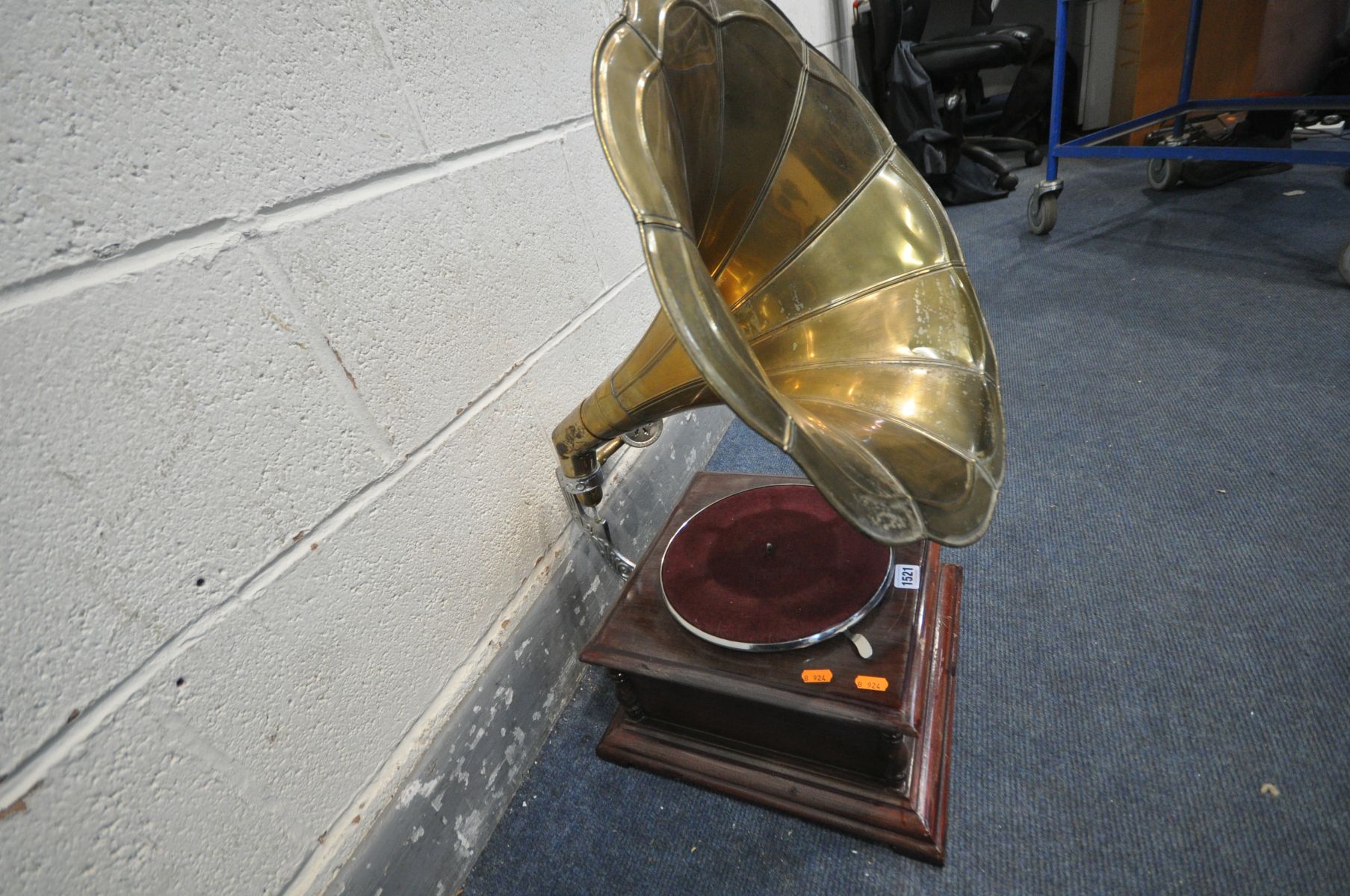A HIS MASTERS VOICE GRAMOPHONE, with a brass horn, square base, winding handle and spare needles ( - Bild 2 aus 2