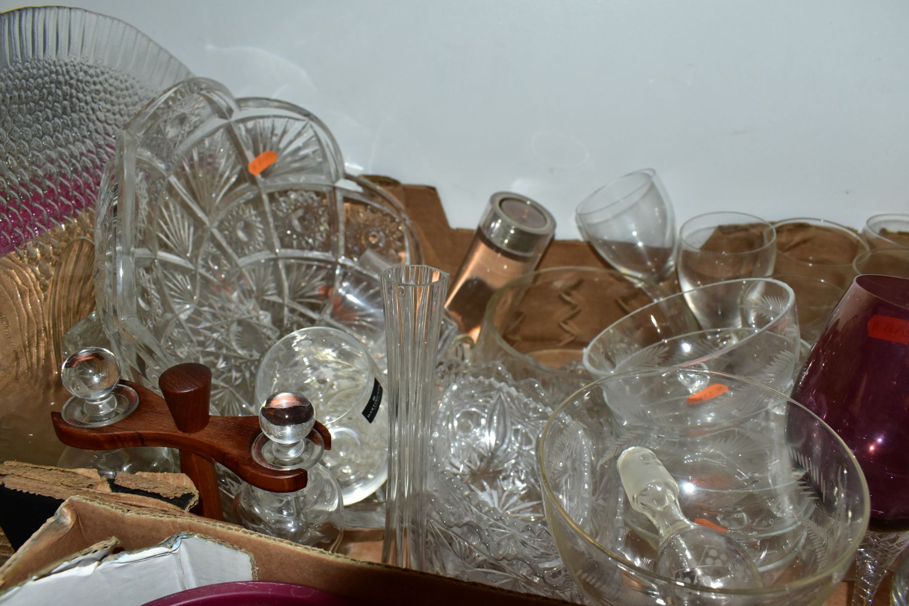 FIVE BOXES OF CERAMICS, GLASSWARES AND SUNDRY ITEMS, to include a fifty six piece Royal Doulton - Bild 6 aus 6