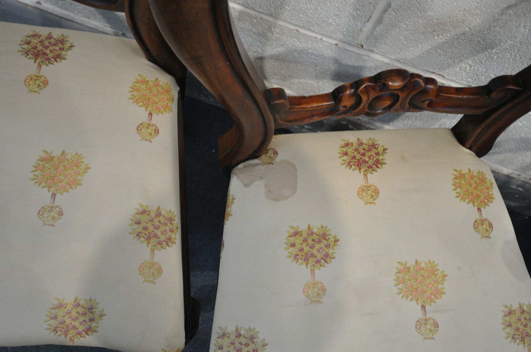 A PAIR OF EDWARDIAN MAHOGANY AND INLAID SPLAT BACK CORNER CHAIRS, on cabriole legs, and a pair of - Bild 4 aus 5