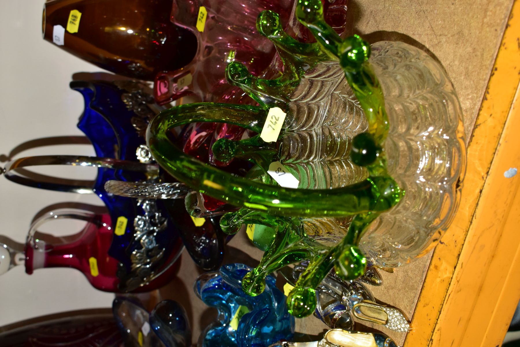 A LARGE COLLECTION OF COLOURED GLASS VASES INCLUDING TWO CAITHNESS VASES, ONE ETCHED WITH LILIES THE - Bild 10 aus 11