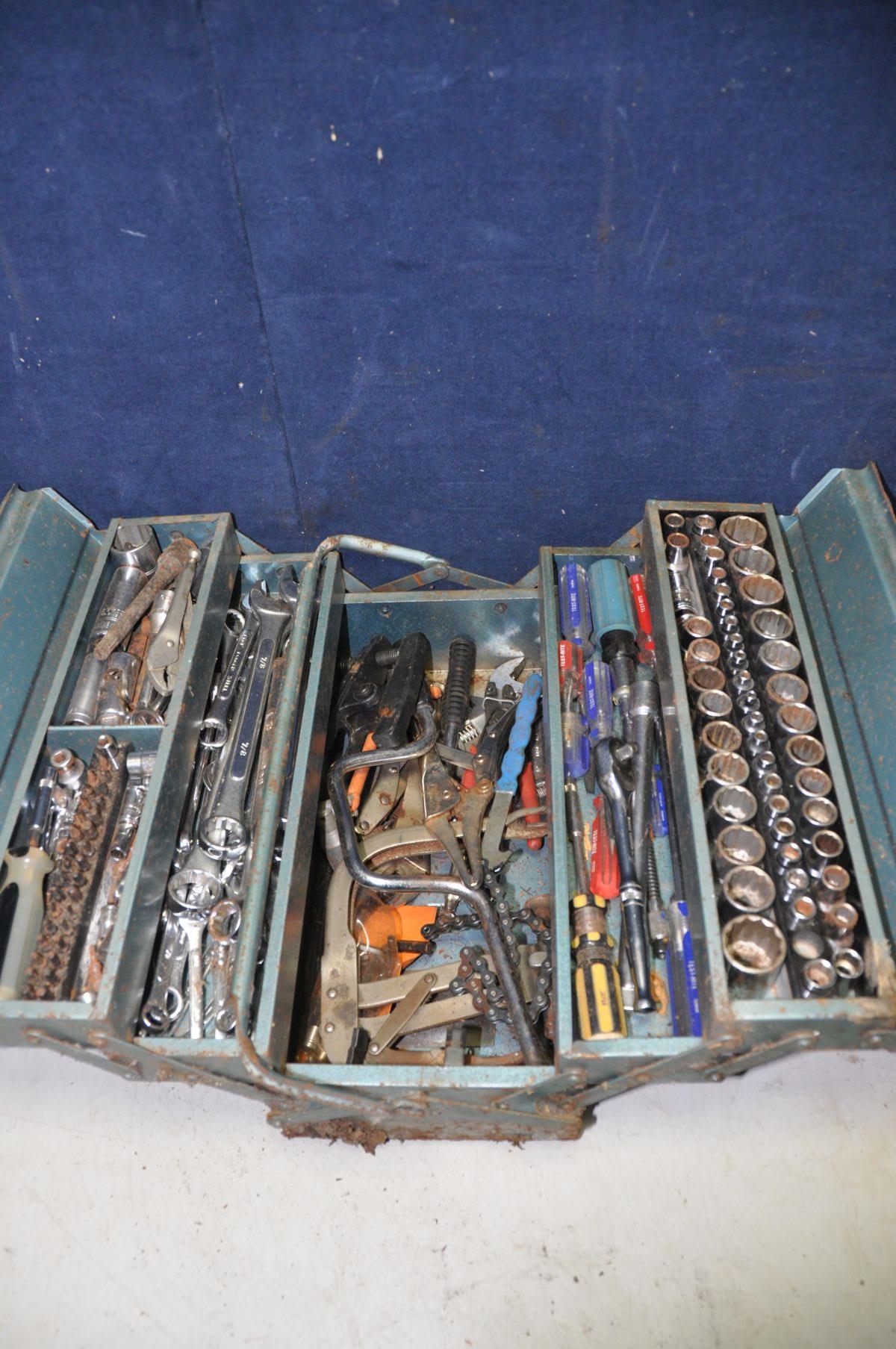 A METAL TOOLBOX AND PLASTIC TUB OF TOOLS to include a large selection of spanners, grips, socket - Bild 2 aus 3