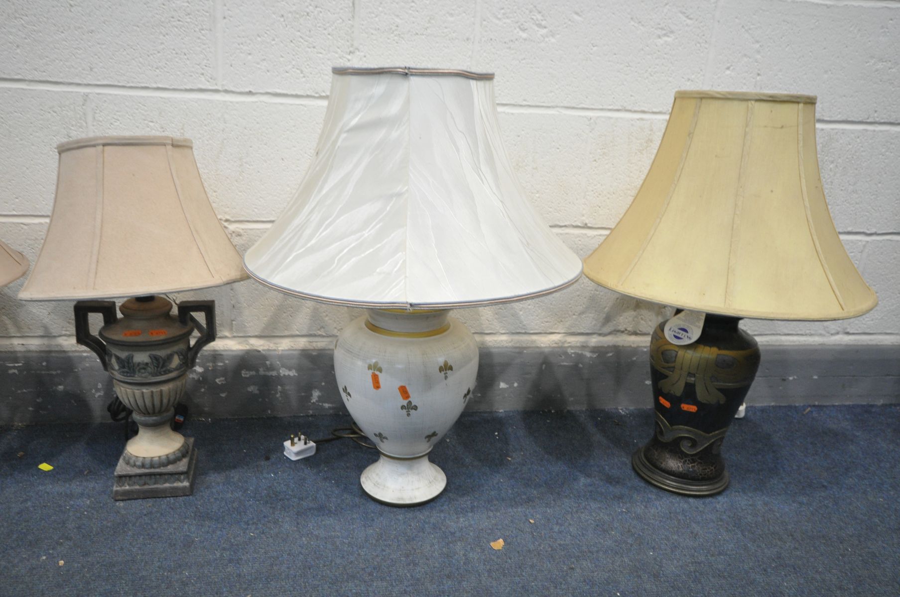 SEVEN VARIOUS MODERN TABLE LAMPS, of various styles, sizes and materials, including a Laura Ashley - Bild 2 aus 4