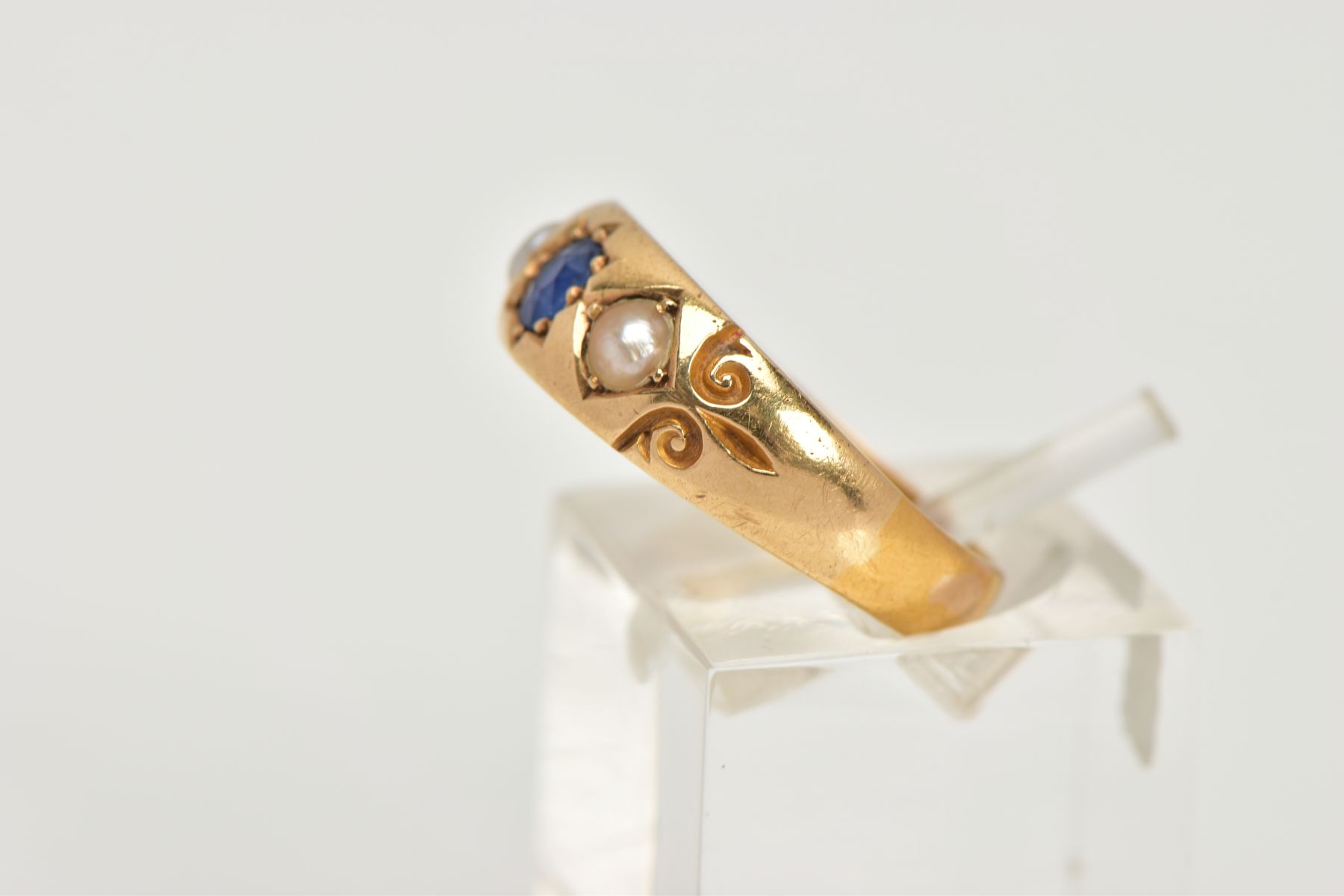 A LATE VICTORIAN 18CT GOLD RING, centring on a star set, cushion cut blue sapphire, flanked with - Bild 2 aus 4