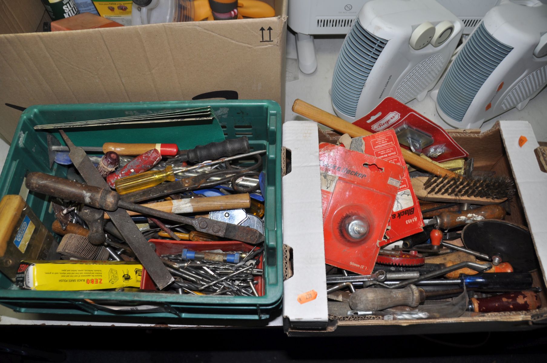 TWO BOXES CONTAINING A SELECTION OF VINTAGE HAND TOOLS, to include drill bits, hammers, pliers, - Bild 5 aus 5