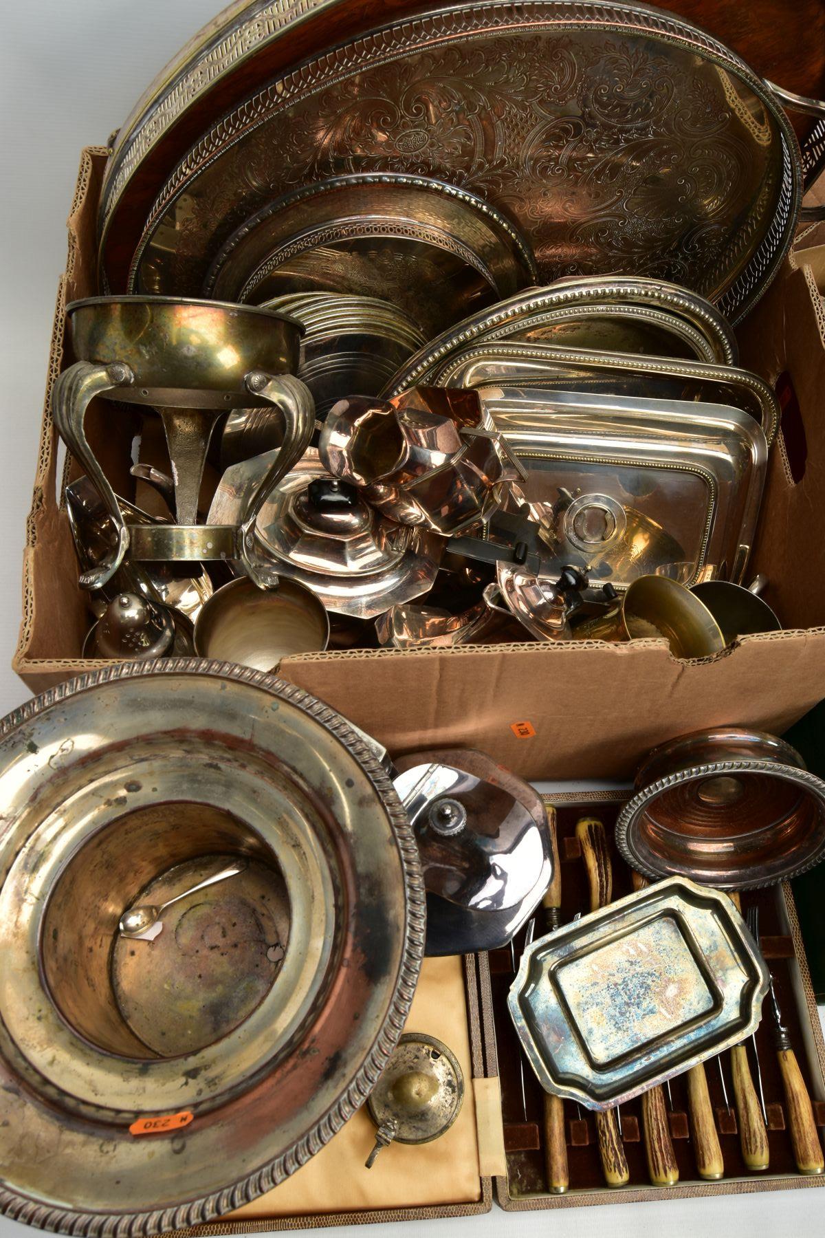 TWO BOXES OF ASSORTED WHITE METAL, to include a six piece antler handle cutlery set, signed 'W.R. - Bild 9 aus 11