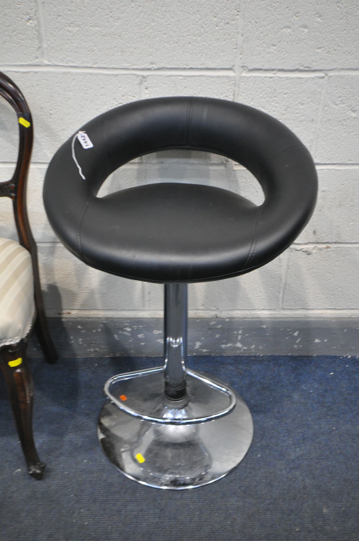 A PAIR OF VICTORIAN ROSEWOOD DINING CHAIRS (some repairs to back) along with a black leatherette - Bild 3 aus 3