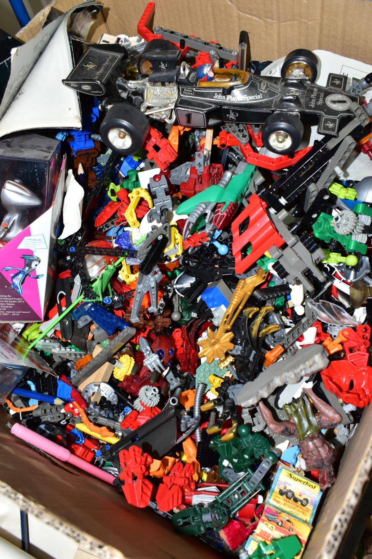 A LARGE BOX OF LOOSE LEGO BIONICLE, 2012 OLYMPICS COLLECTABLE TOYS AND LOOSE MECCANO PIECES, some - Bild 5 aus 5