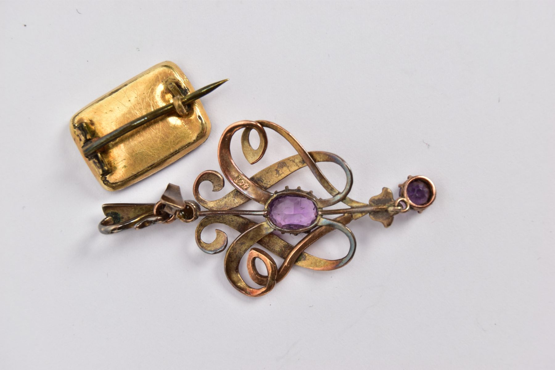 AN AMETHYST AND SPLIT PEARL YELLOW METAL PENDANT AND A WOVEN HAIR MEMORIAL YELLOW METAL BROOCH, - Bild 2 aus 2