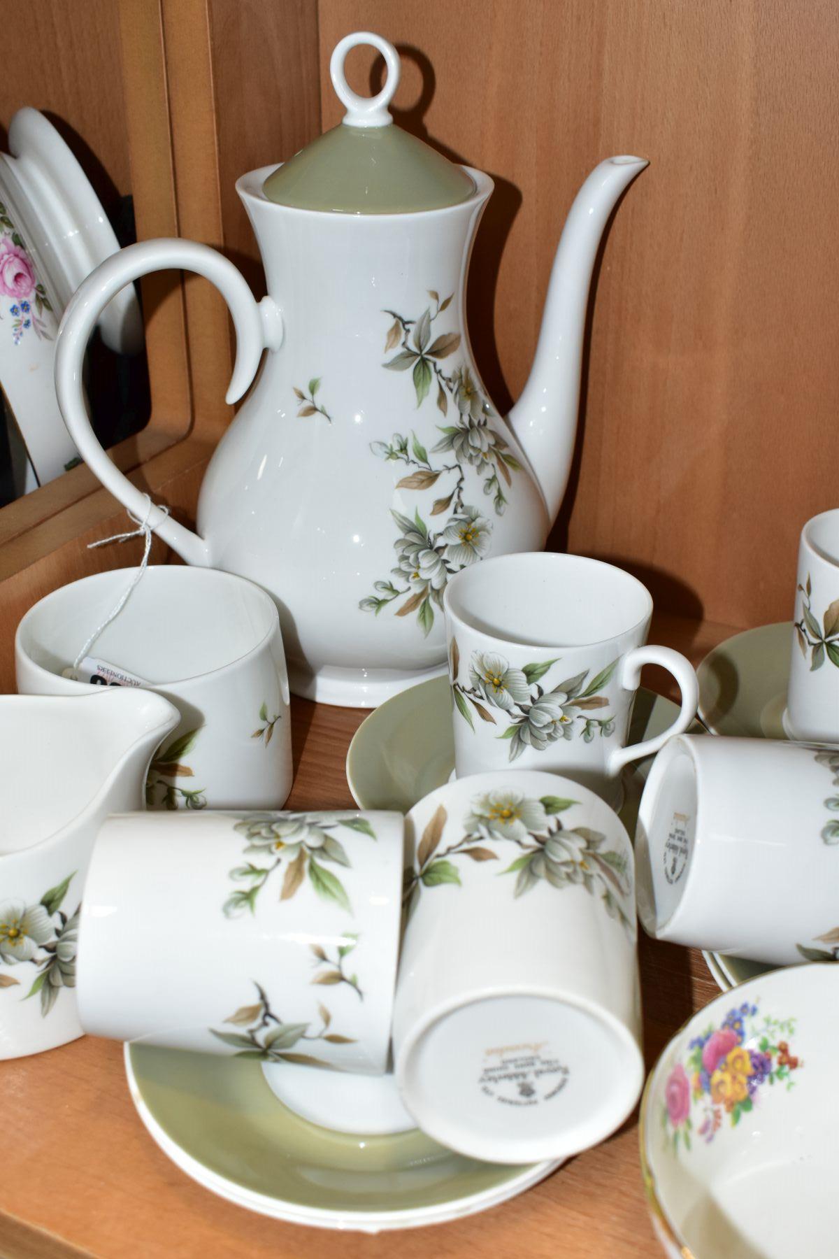 A GROUP OF TEA AND COFFEE SETS, to include a fourteen piece Paragon Rockingham tea set comprising - Bild 3 aus 8