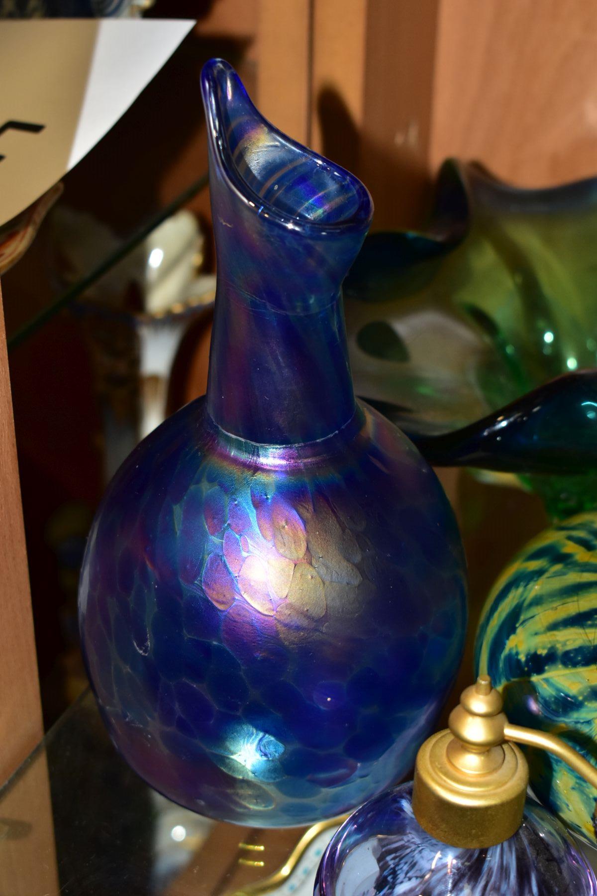 A GROUP OF COLOURED GLASSWARES, to include an iridescent green bud vase with bulbous neck, in - Bild 5 aus 7