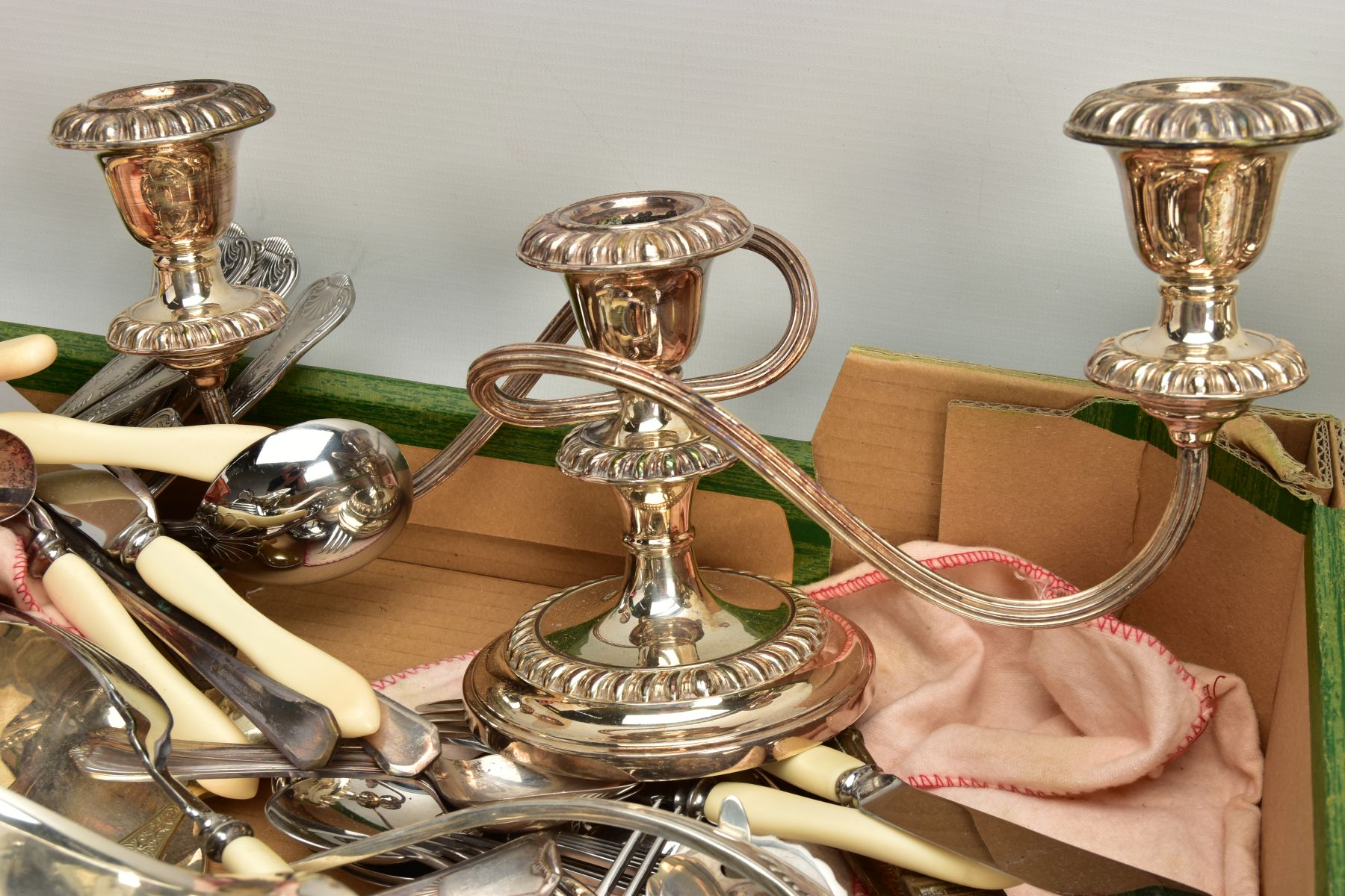 A BOX OF ASSORTED WHITE METAL TABLEWARE, to include a three branch candlestick, a wick cutter, a tea - Bild 6 aus 9