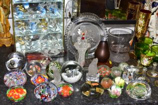 A GROUP OF DECORATIVE GLASSWARES AND DISPLAY CABINET, to include a Brooks & Bentley 'The Crystal