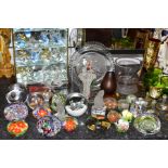 A GROUP OF DECORATIVE GLASSWARES AND DISPLAY CABINET, to include a Brooks & Bentley 'The Crystal