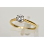 AN EARLY 20TH CENTURY YELLOW METAL DIAMOND SINGLE STONE RING, set with an early brilliant cut