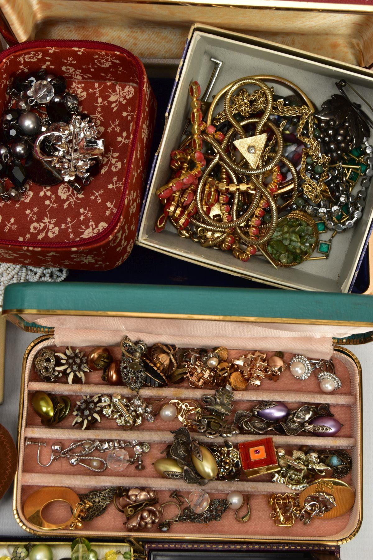 A BOX OF ASSORTED COSTUME JEWELLERY AND OTHER ITEMS, to include small jewellery boxes, beaded - Bild 2 aus 7