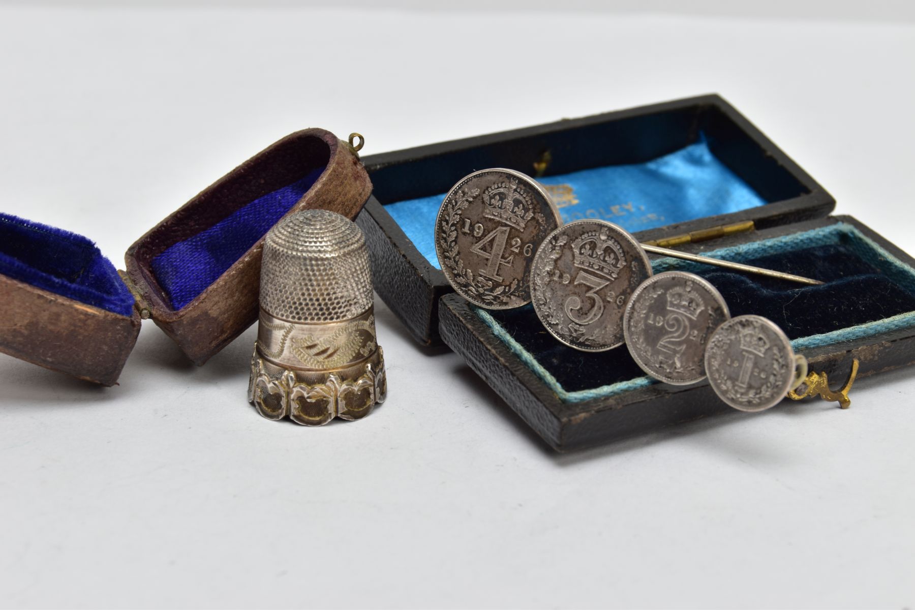 A CASED EARLY 20TH CENTURY SILVER THIMBLE AND A CASED MAUNDY COIN BROOCH, the first with scroll - Bild 2 aus 3