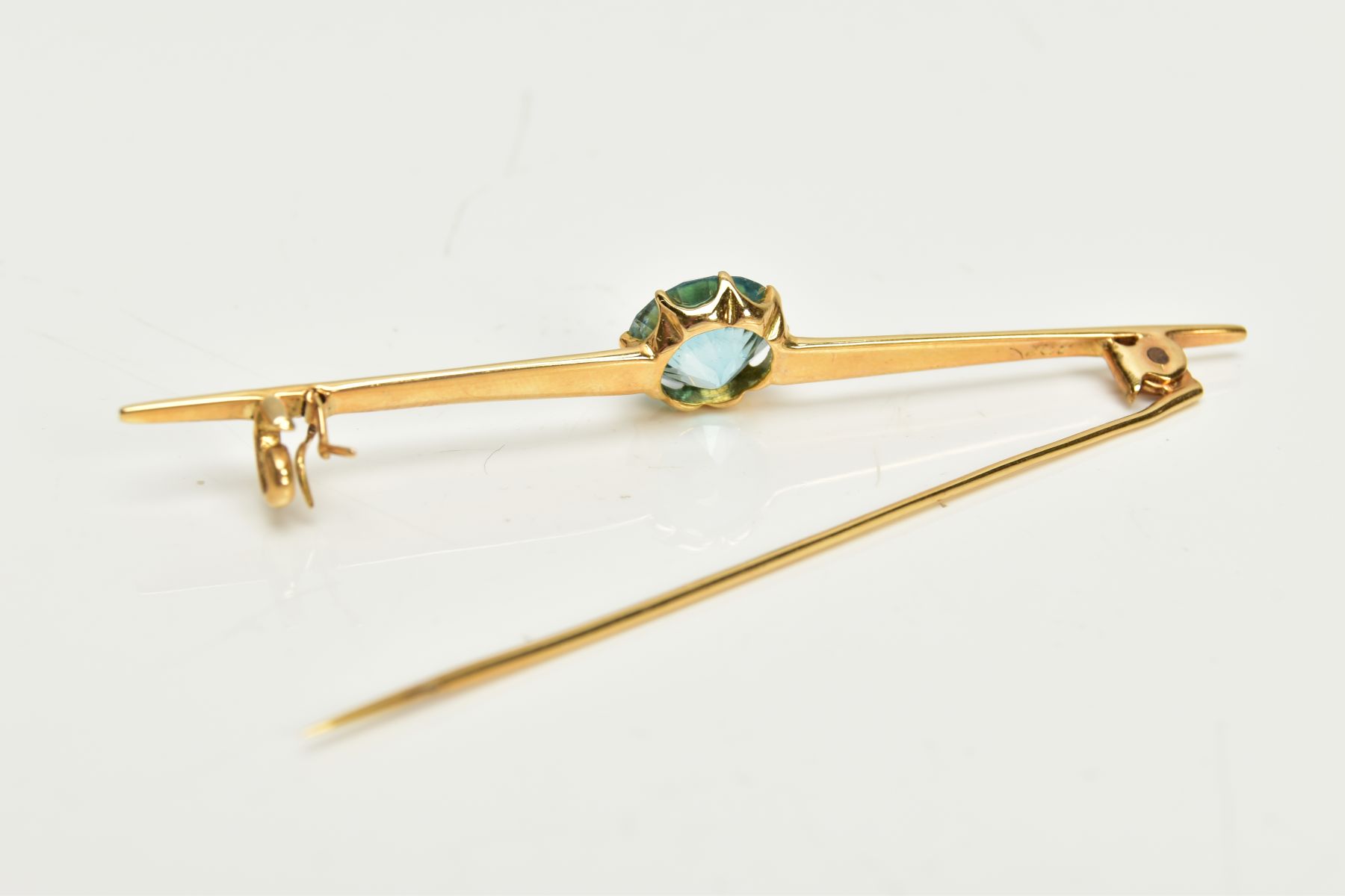 A YELLOW METAL ZIRCON BAR BROOCH, set with a circular blue zircon, measuring approximately 8.5 x 8. - Image 3 of 4